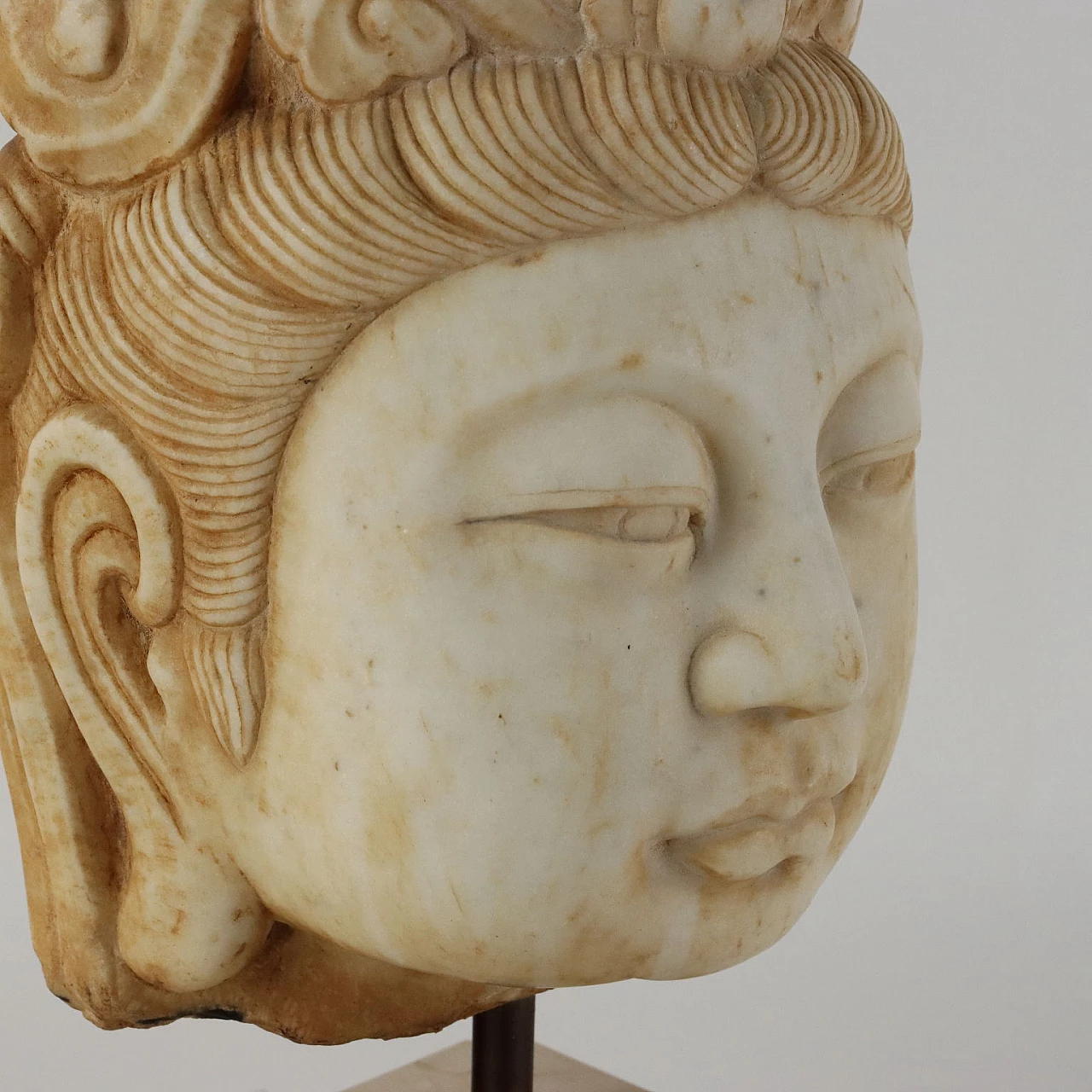 Testa di Guanyin, scultura in marmo con base in travertino 4