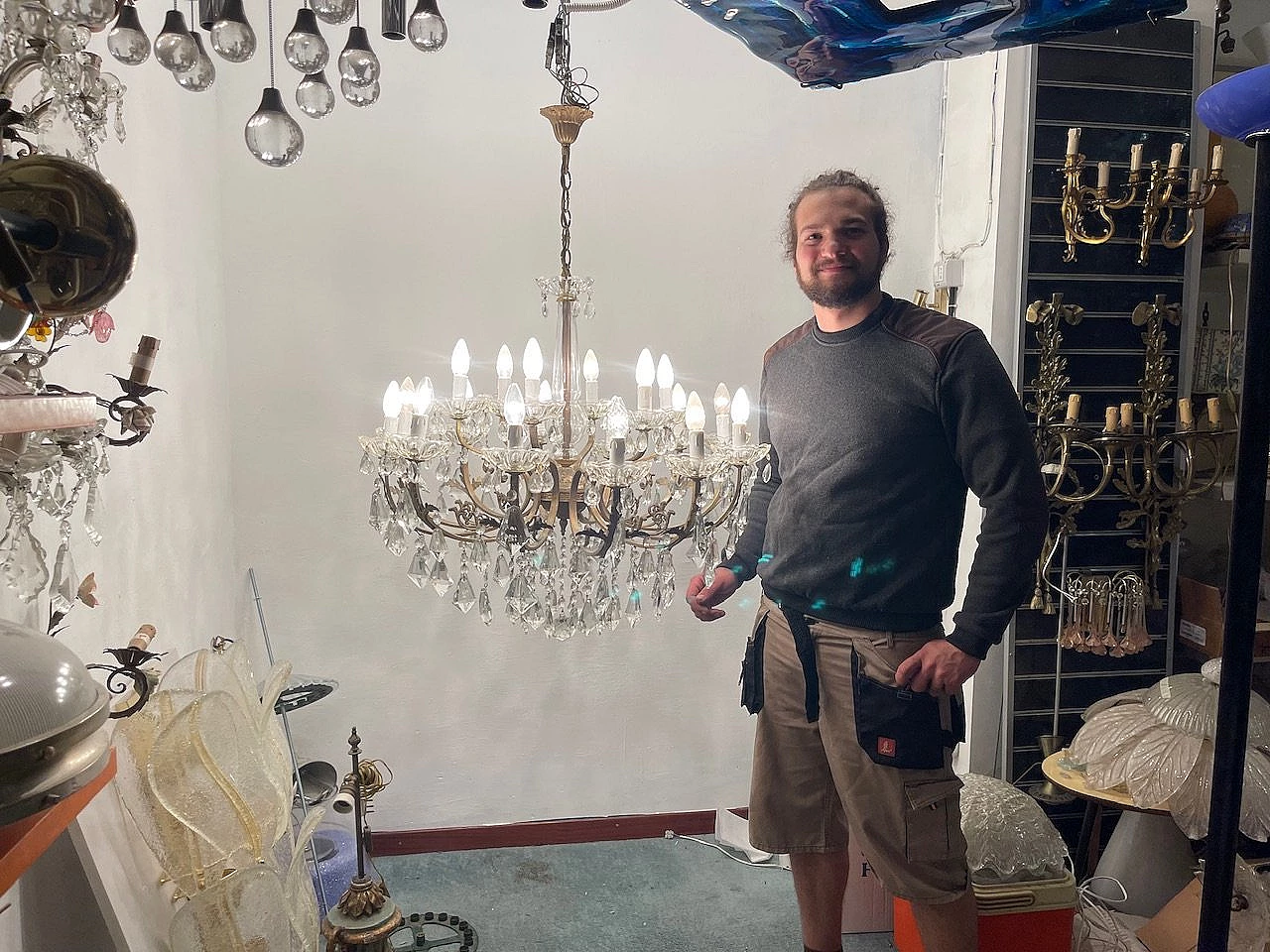 18-light Murano crystal and bronze chandelier, 1960s 13