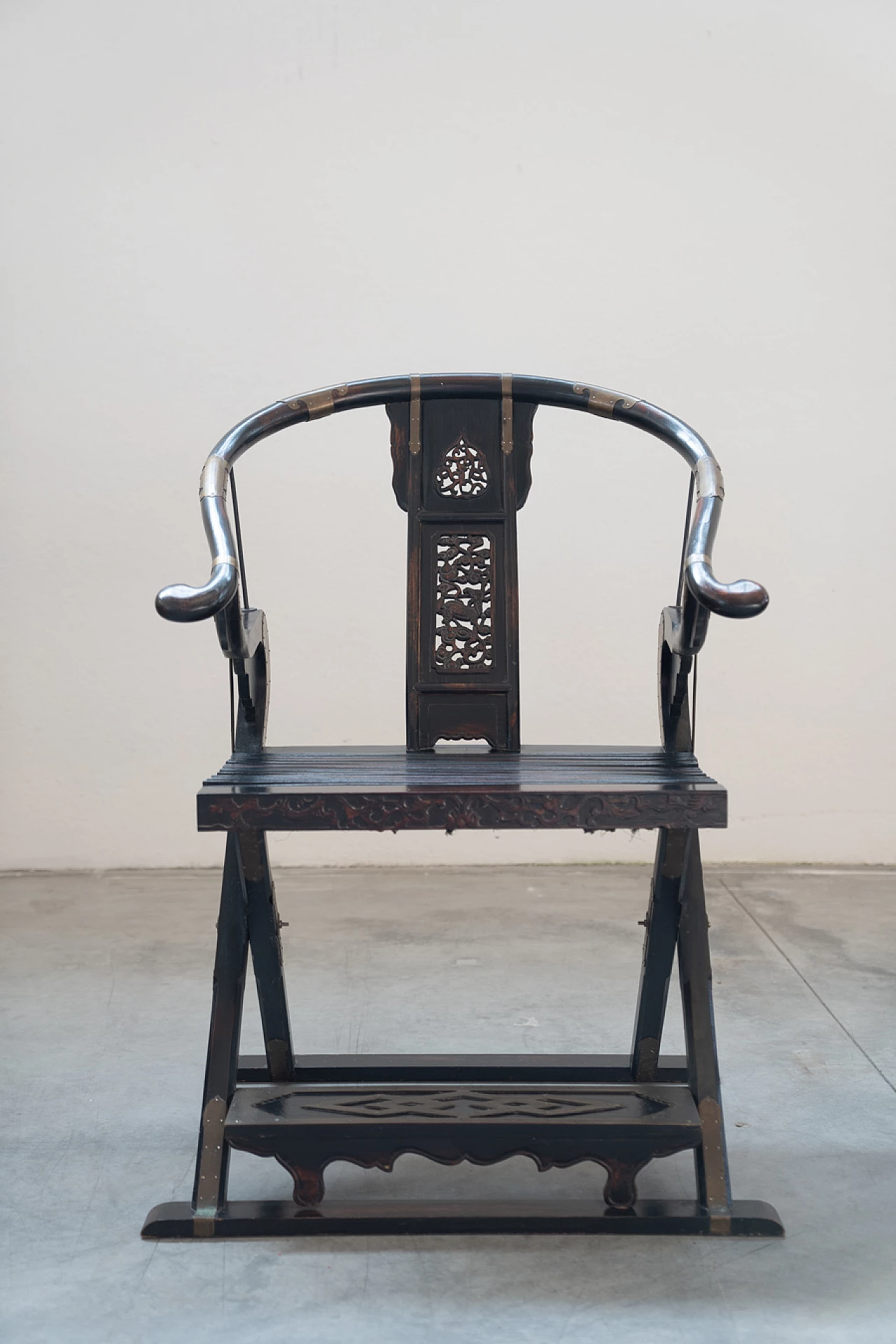 Coppia di sedie pieghevoli in legno e ottone di Ming, anni '20 1382580