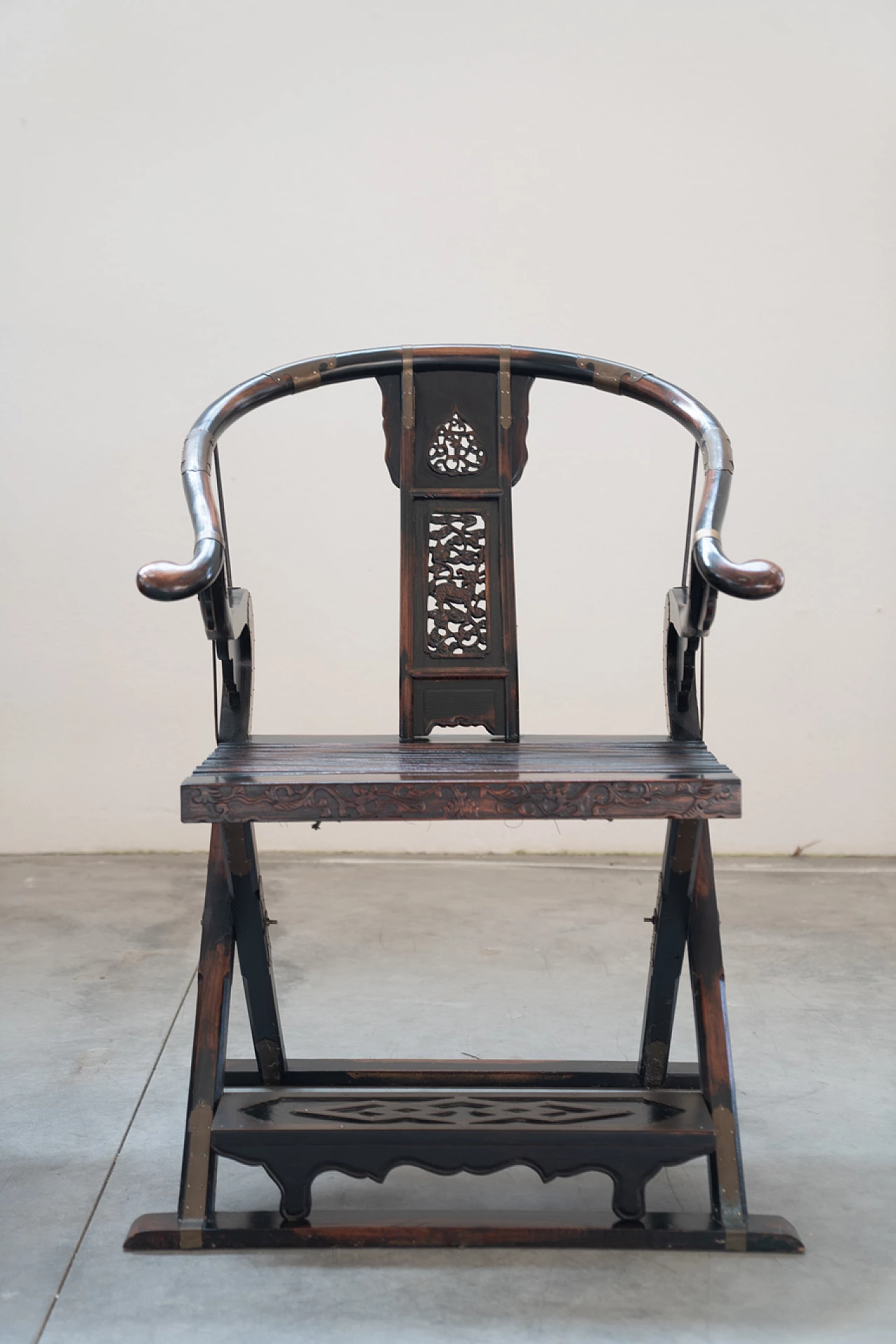 Coppia di sedie pieghevoli in legno e ottone di Ming, anni '20 1382581