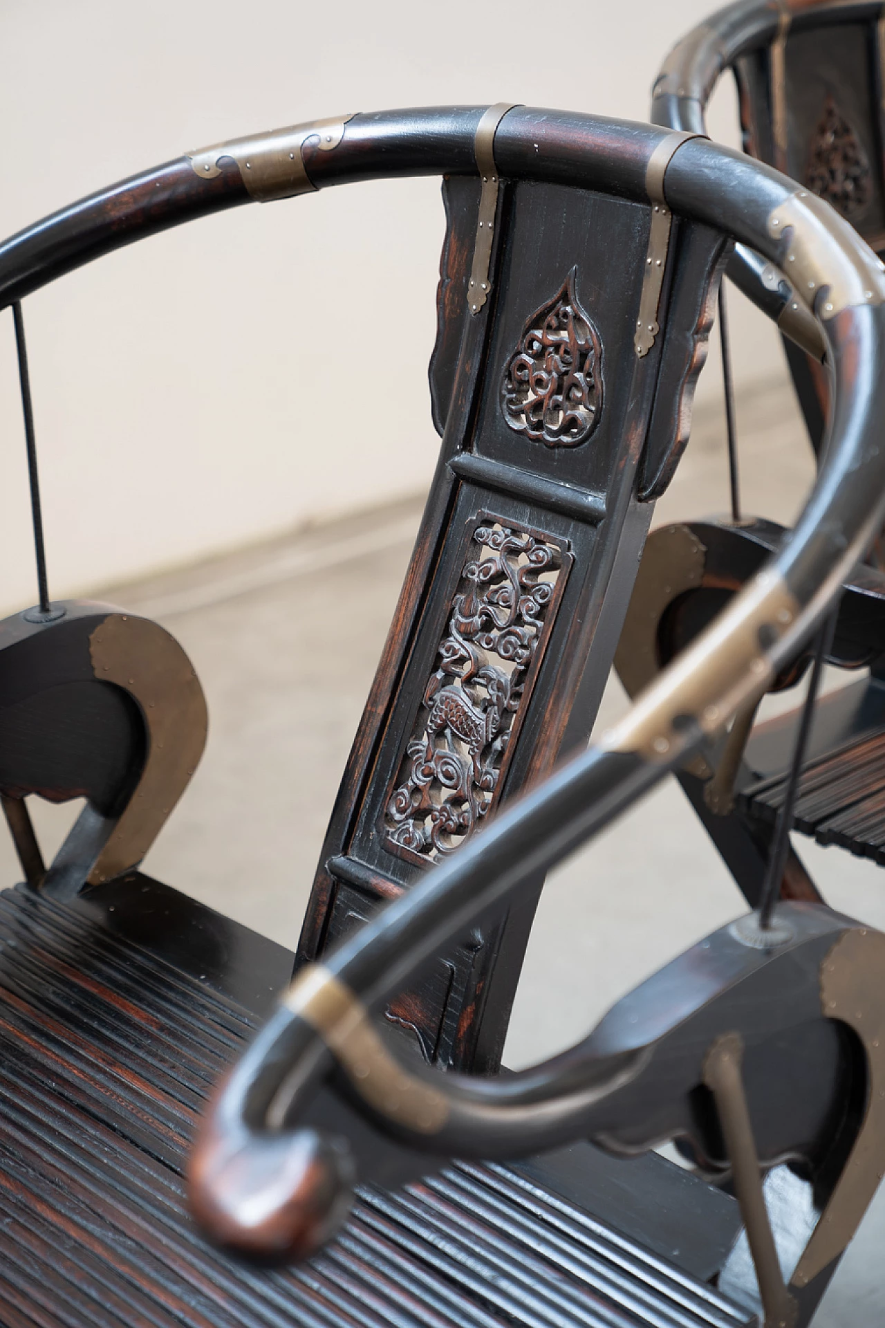 Pair of folding chairs in wood and brass by Ming, 20s 1382584