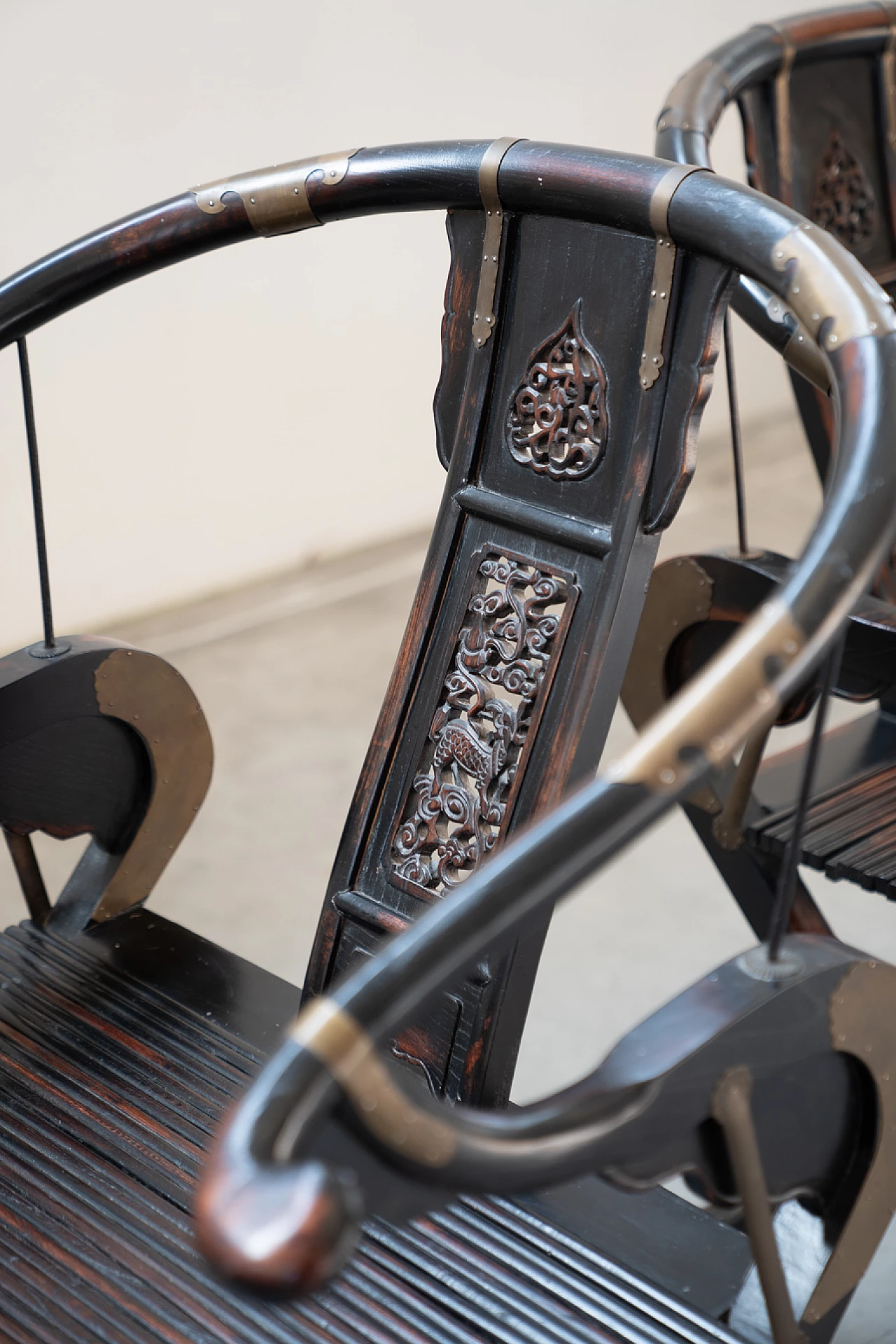 Pair of folding chairs in wood and brass by Ming, 20s 1382585