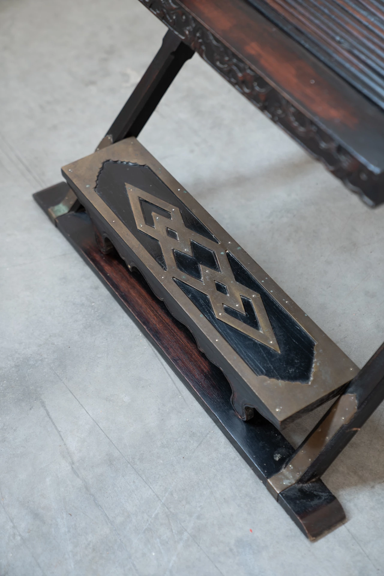 Pair of folding chairs in wood and brass by Ming, 20s 1382586