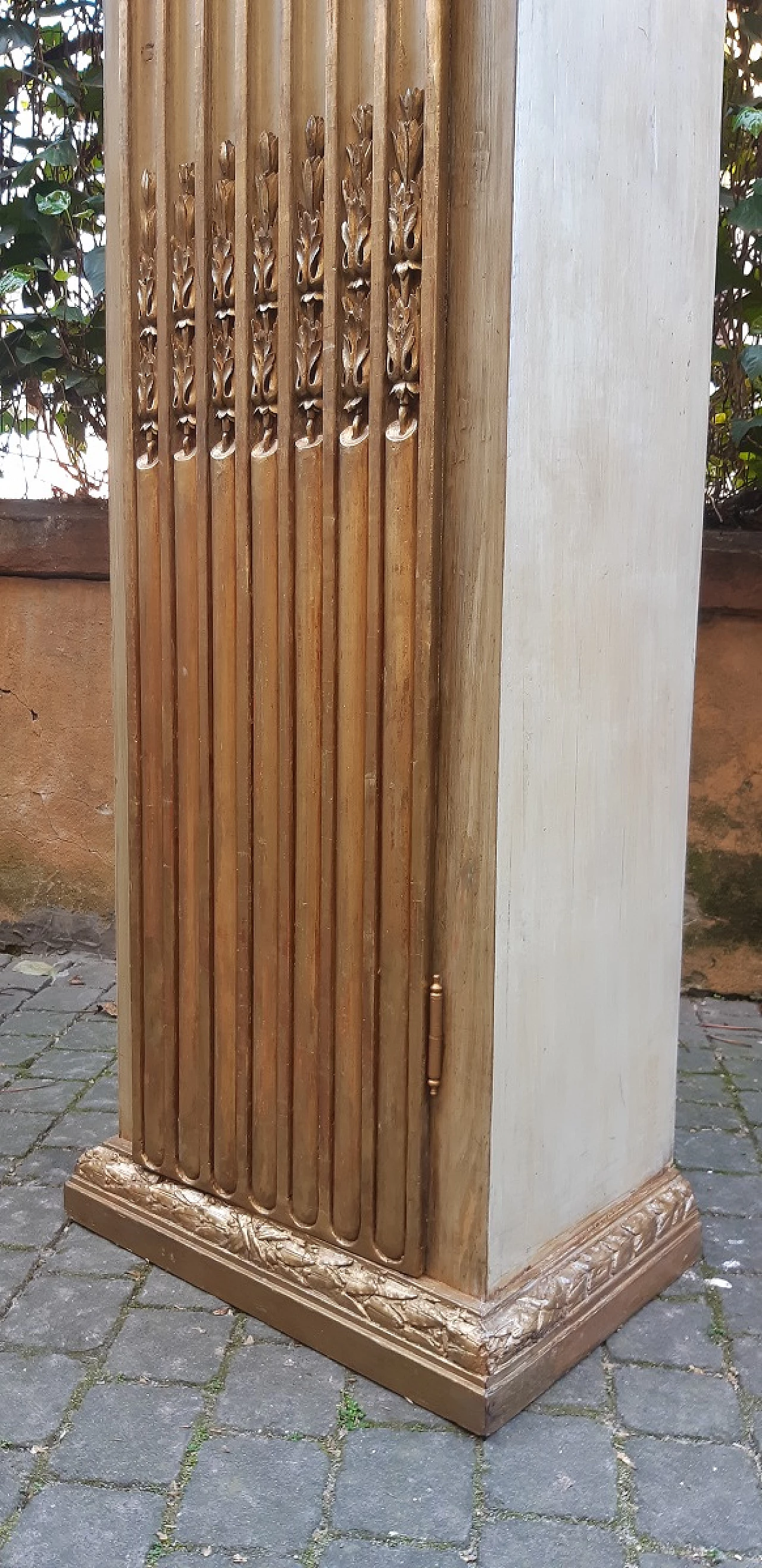 Credenza a colonna in legno laccato e dorato, '700 1