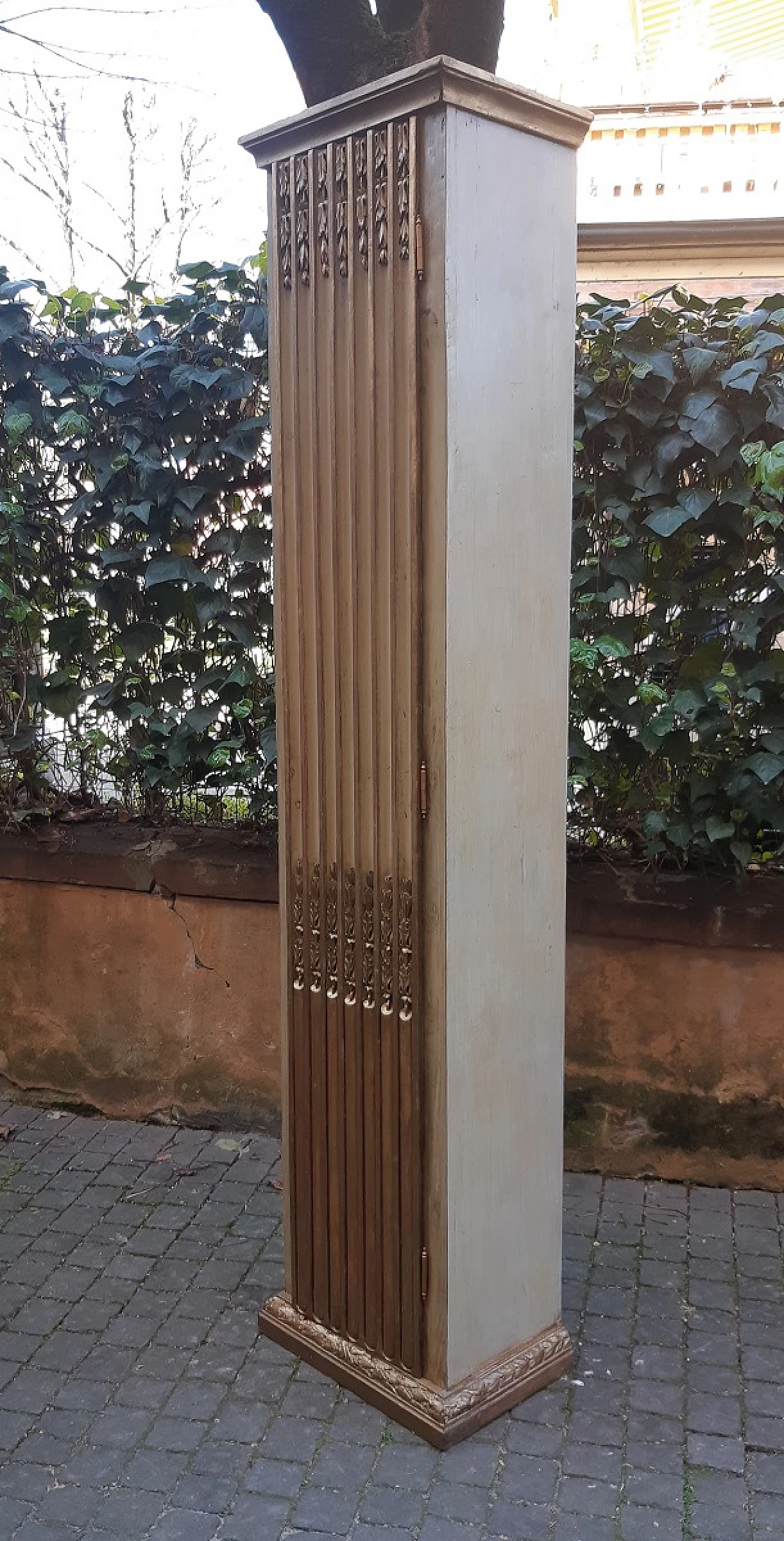 Credenza a colonna in legno laccato e dorato, '700 2