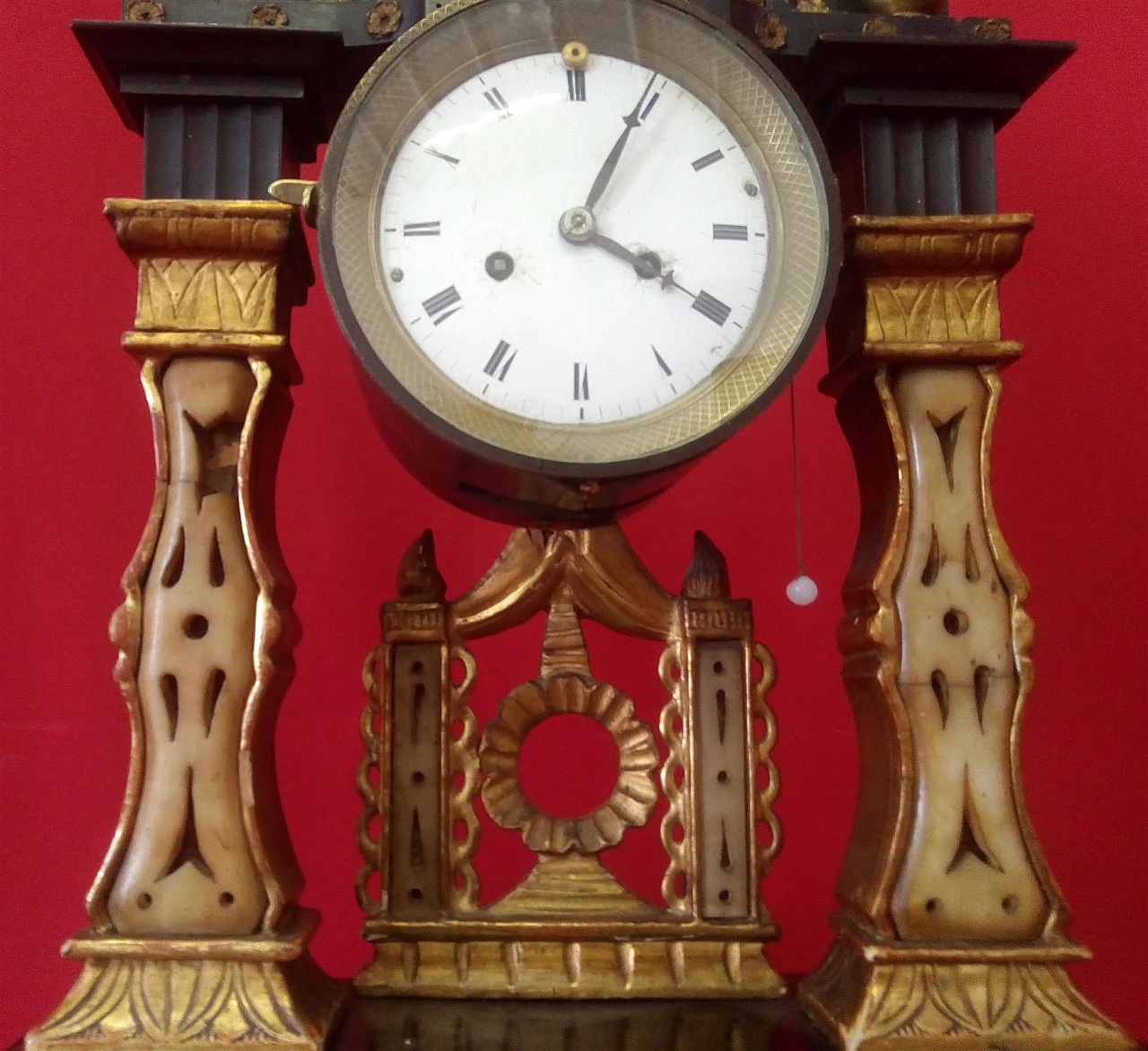 Gilded and black lacquered wood pendulum clock 4