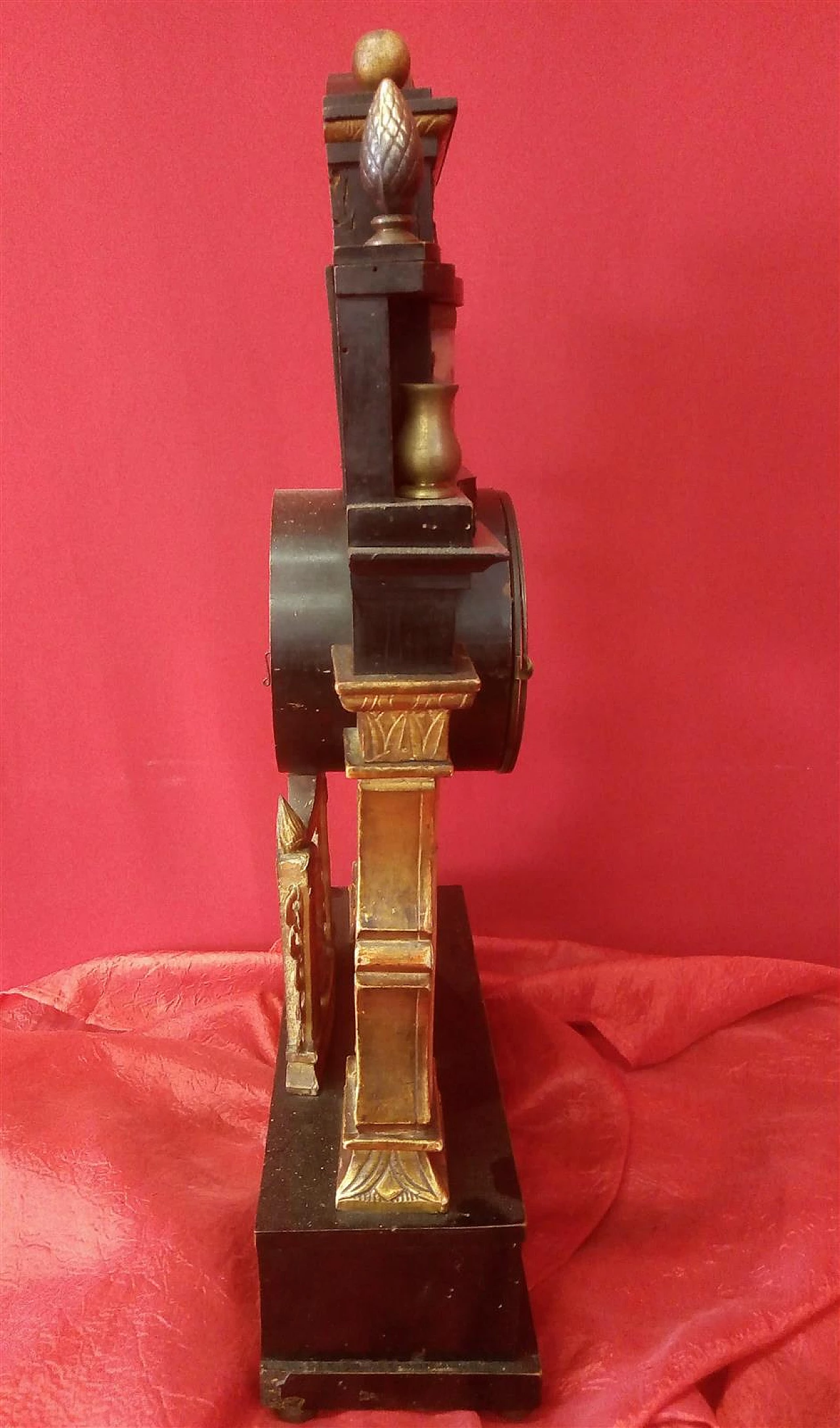 Orologio a pendolo in legno laccato nero e dorato 8