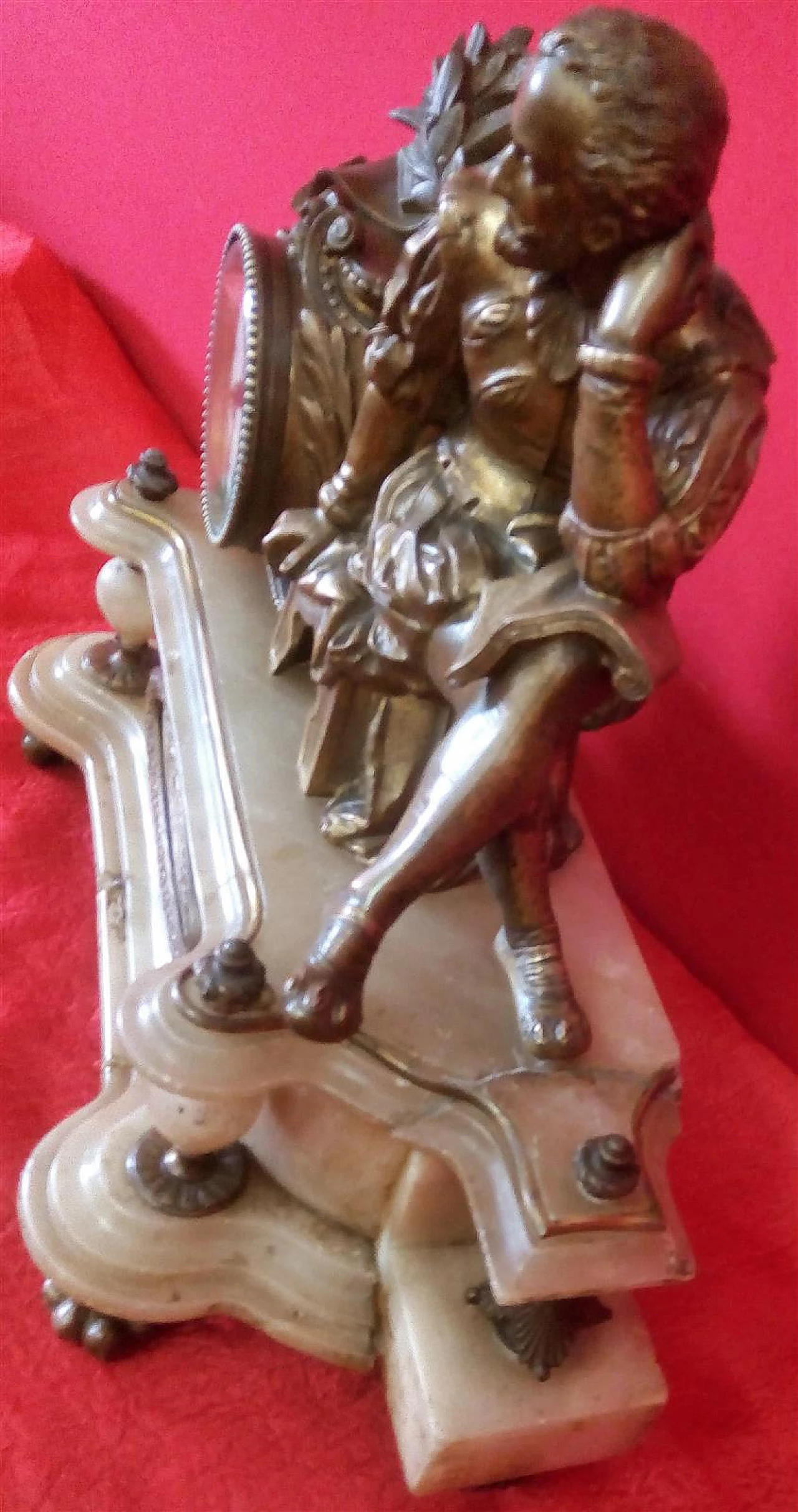 Orologio con base in alabastro e scultura in lega metallica, '800 7