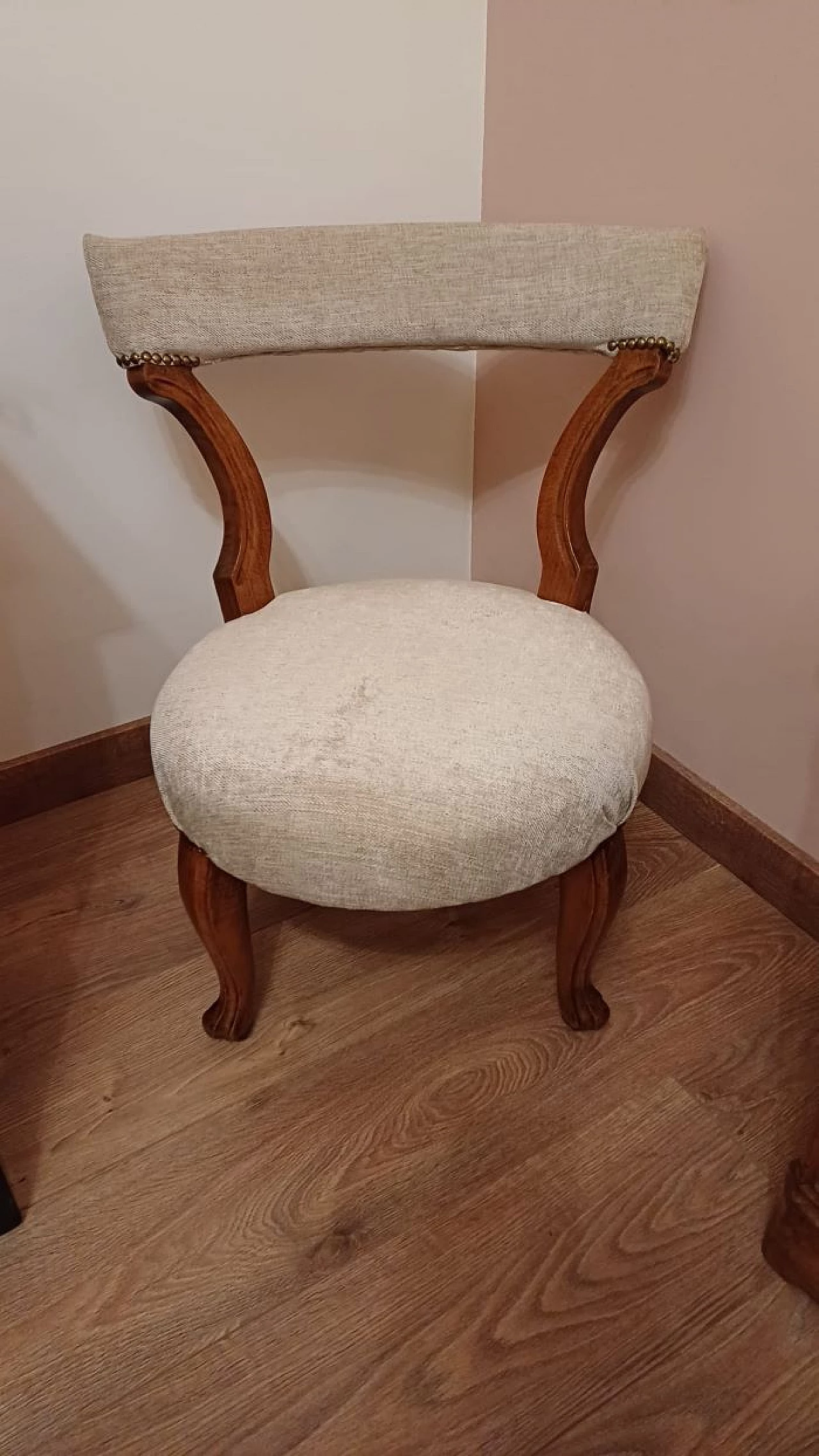 Poltroncina in faggio con rivestimento in cotone beige, metà '800 1