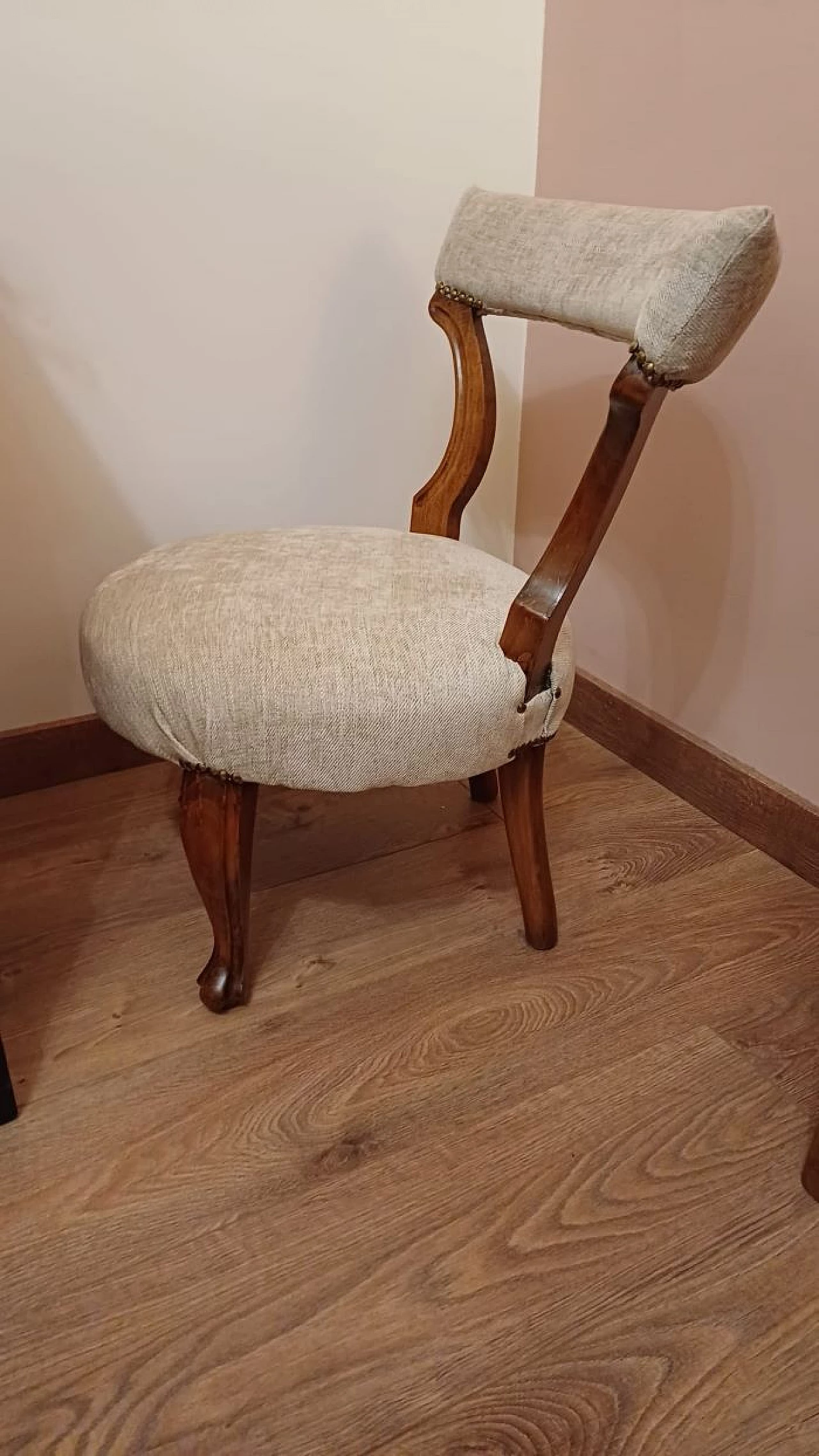 Poltroncina in faggio con rivestimento in cotone beige, metà '800 3