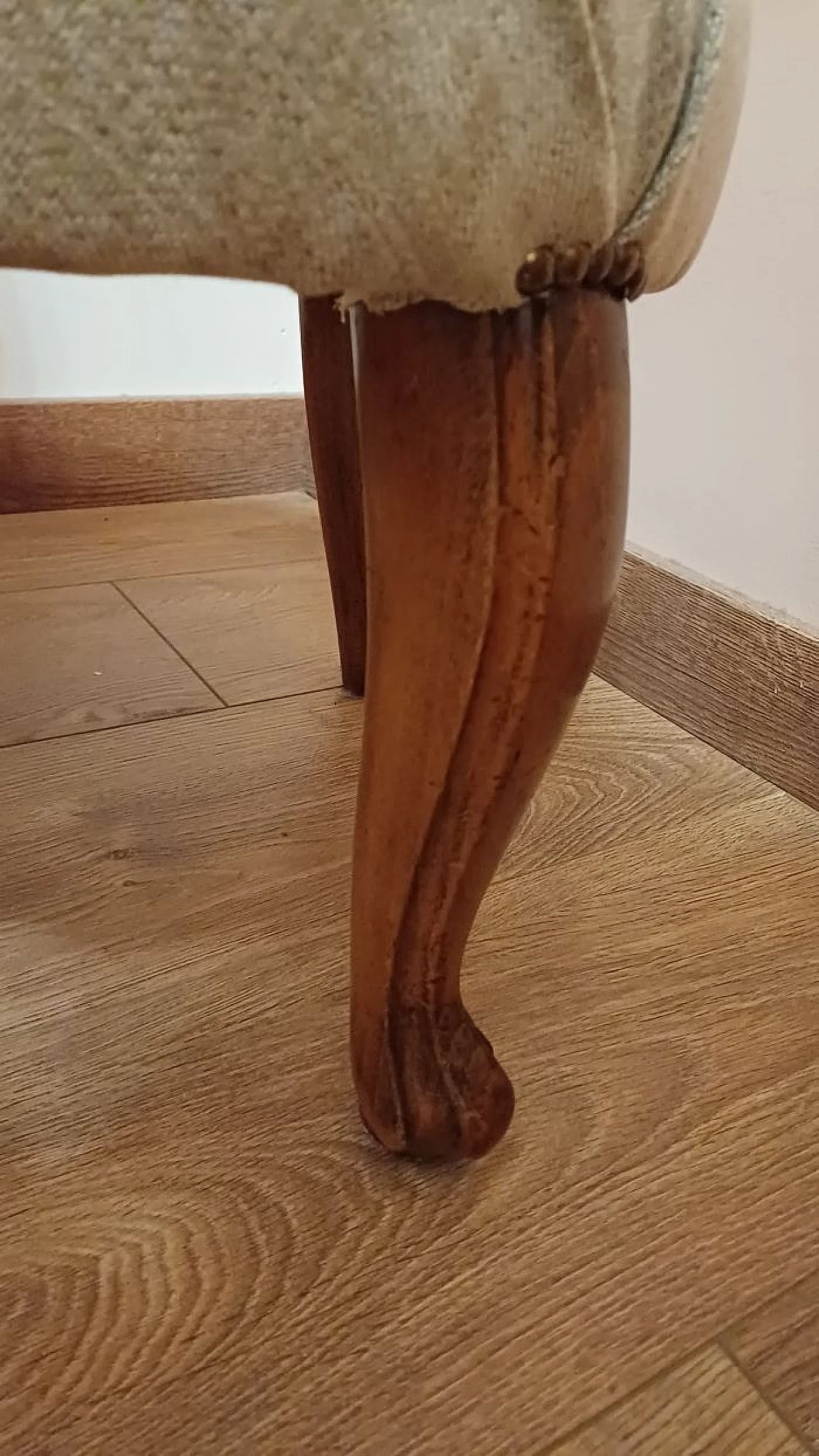 Poltroncina in faggio con rivestimento in cotone beige, metà '800 5