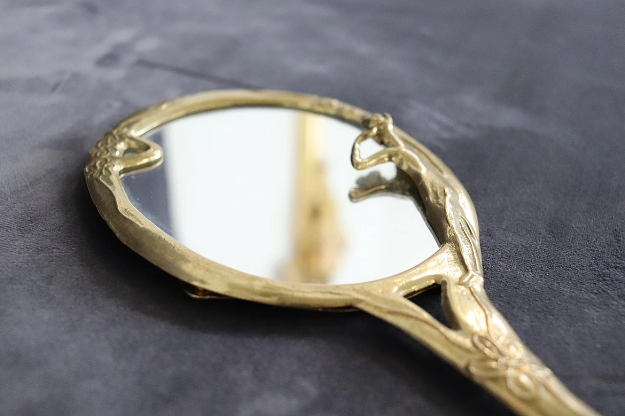 Specchio a mano con cornice in ottone dorato cesellato, anni '80 3
