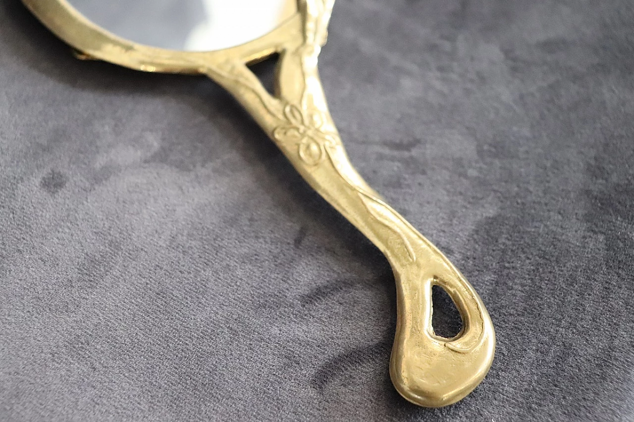 Specchio a mano con cornice in ottone dorato cesellato, anni '80 4