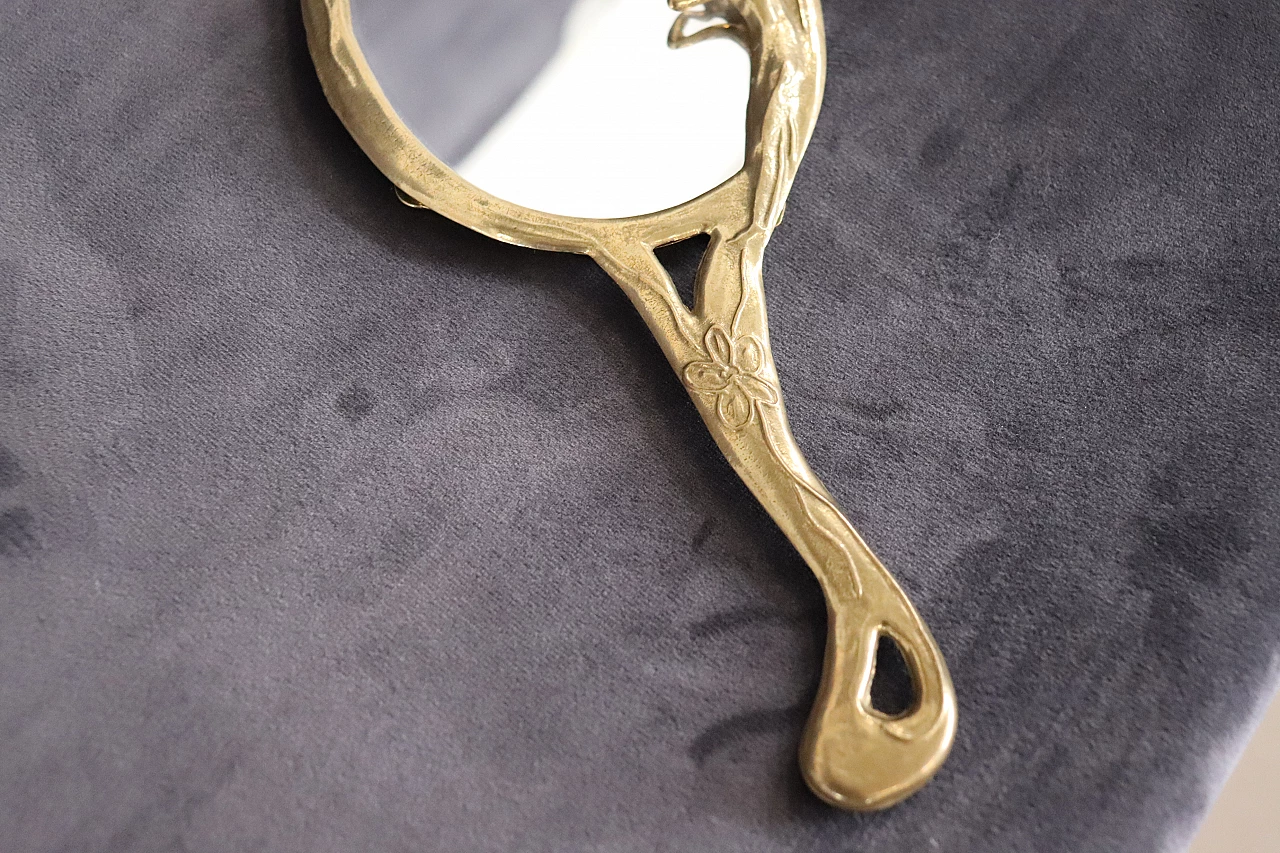 Specchio a mano con cornice in ottone dorato cesellato, anni '80 5