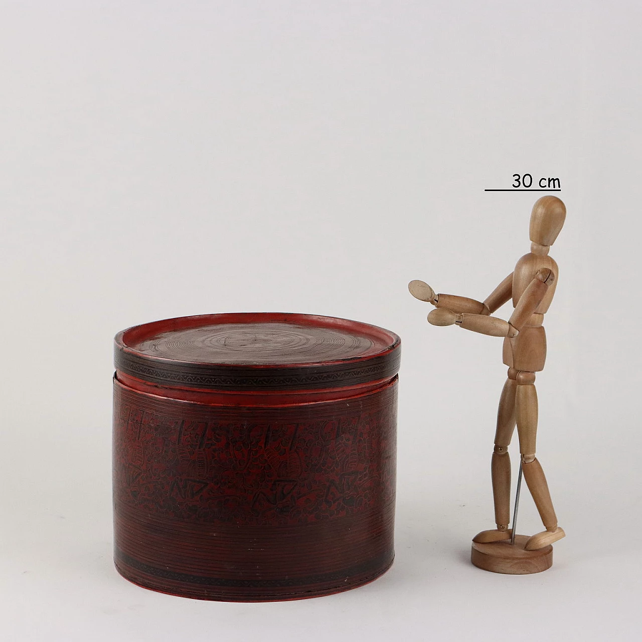 Red cylindrical betel box in lacquered wood 2