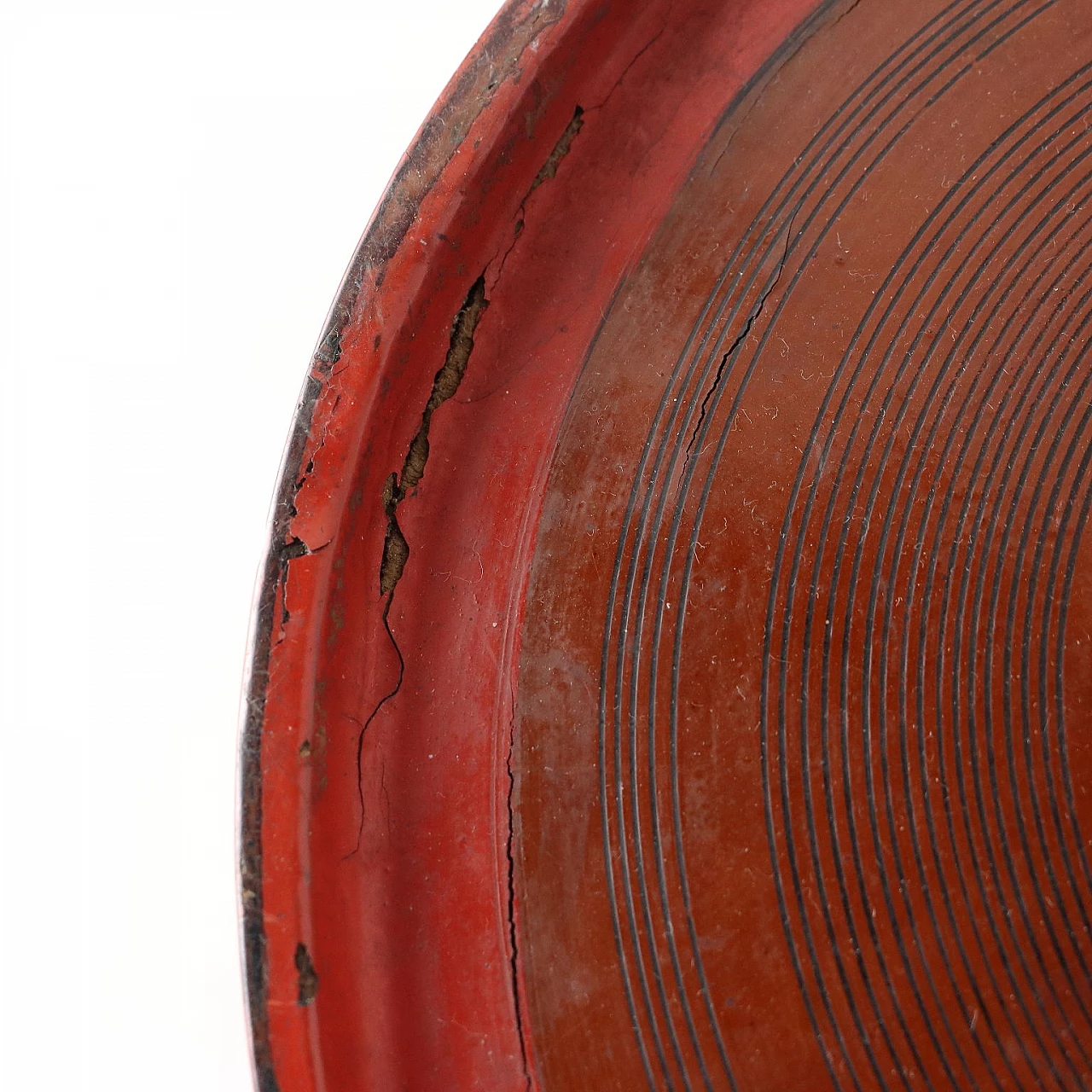 Red cylindrical betel box in lacquered wood 6