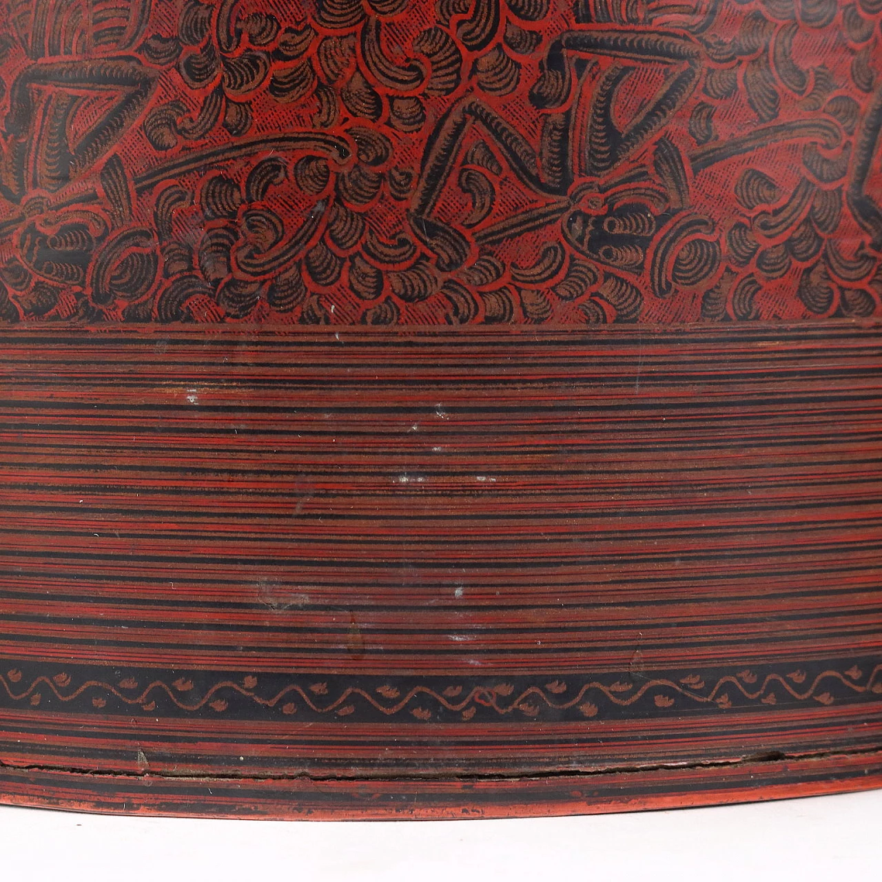 Red cylindrical betel box in lacquered wood 8