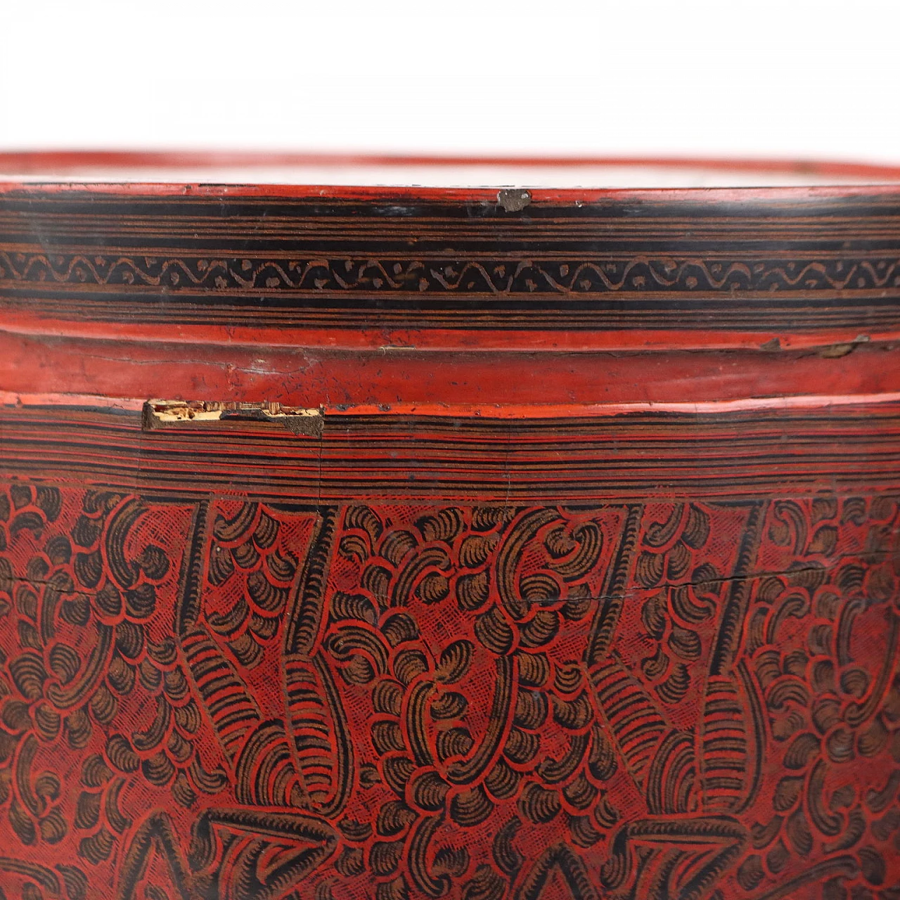 Red cylindrical betel box in lacquered wood 9