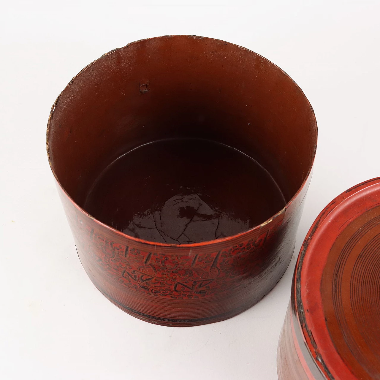Red cylindrical betel box in lacquered wood 10