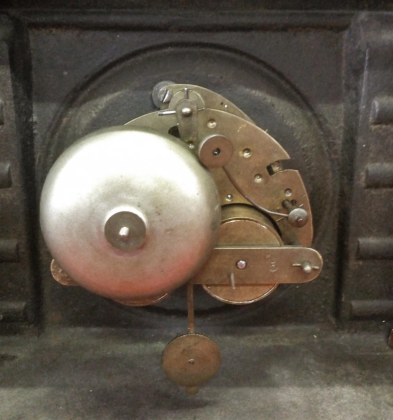 Orologio a pendolo in metallo con sfinge, inizio '900 8