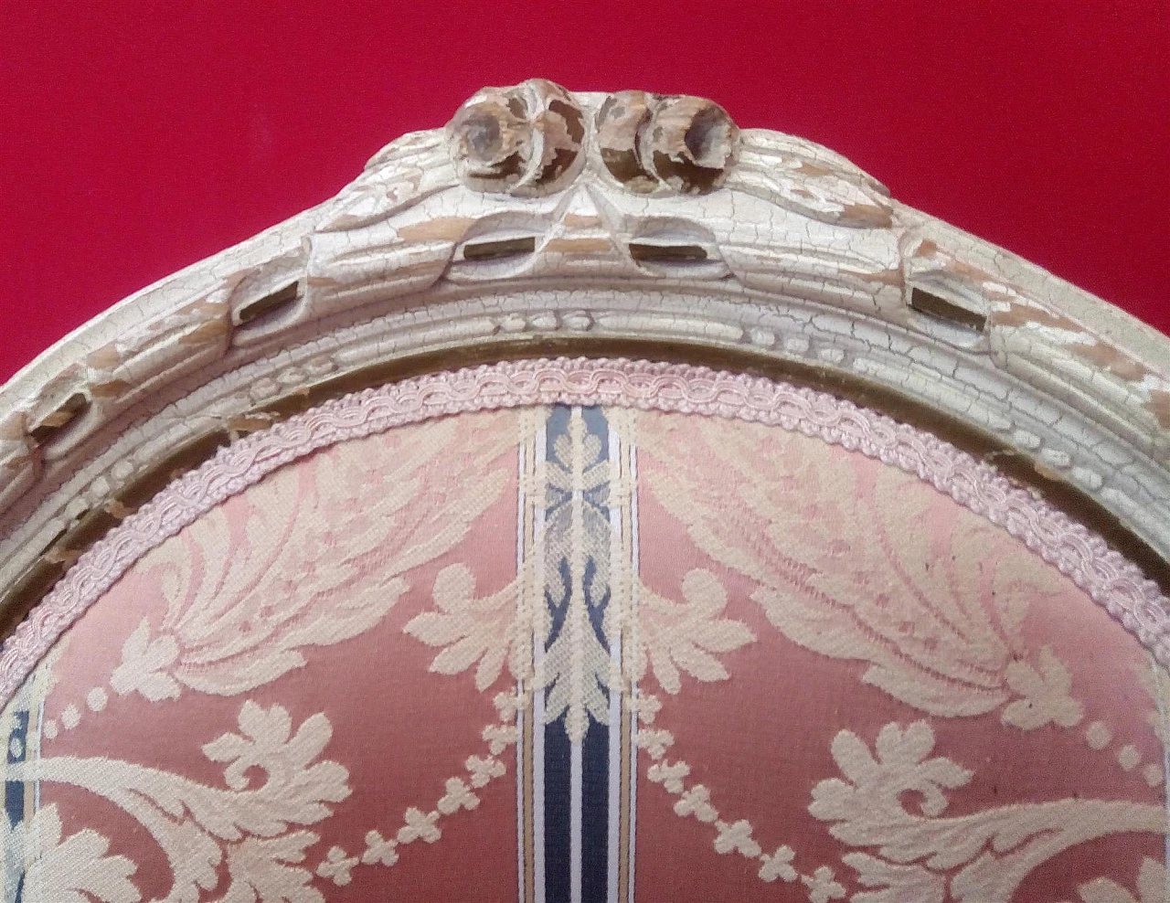 Coppia di poltrone stile Luigi XVI in legno laccato bianco e tessuto 3