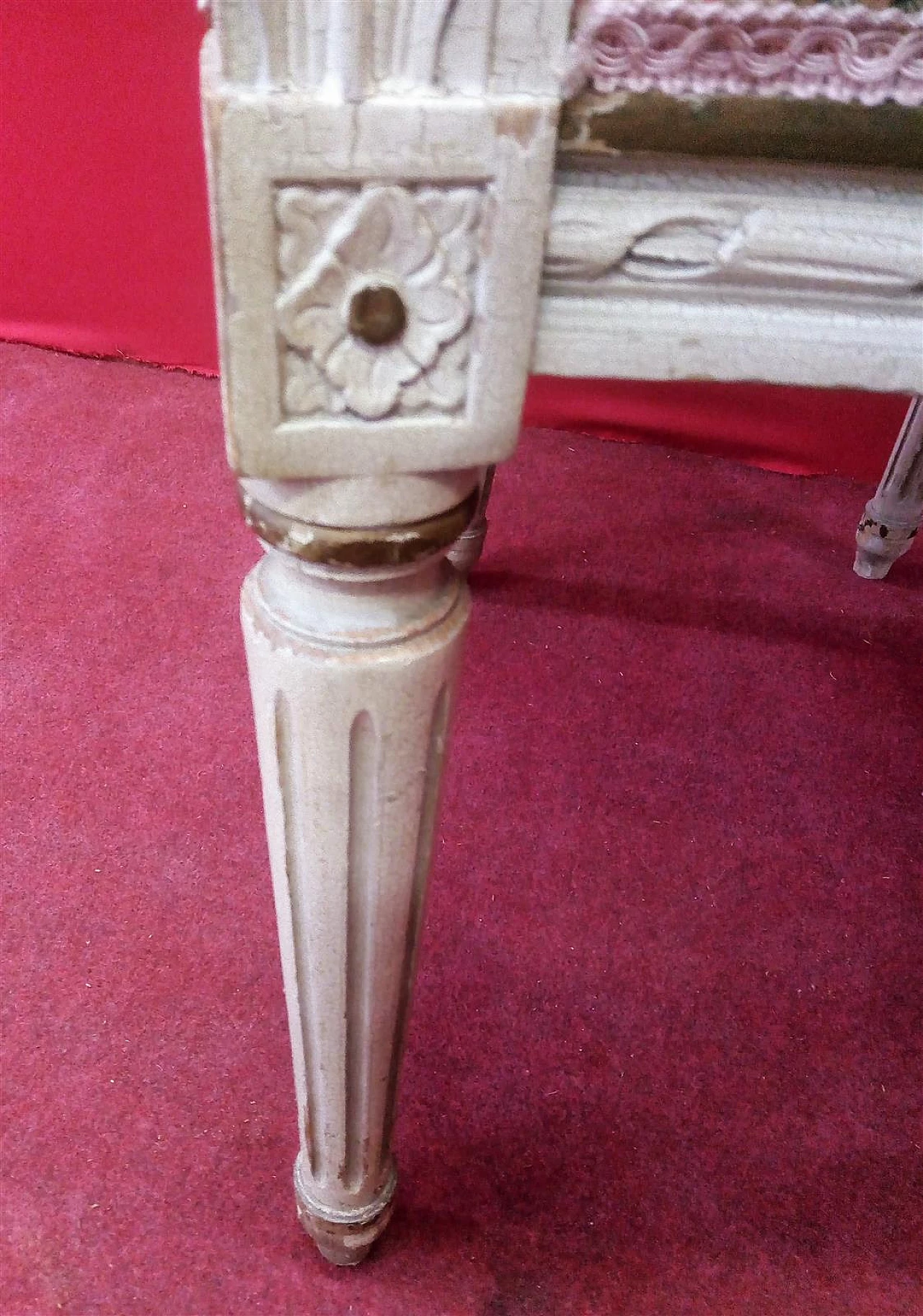 Coppia di poltrone stile Luigi XVI in legno laccato bianco e tessuto 5