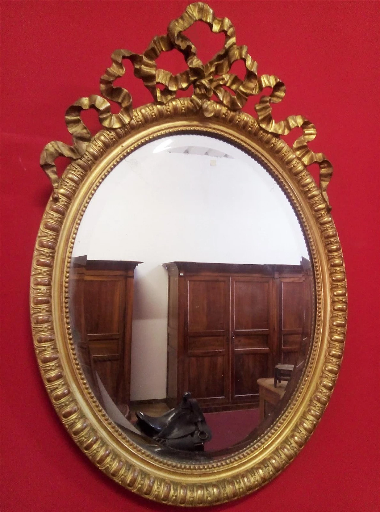 Specchio ovale in legno e gesso dorati con nodo d'amore, metà '800 1