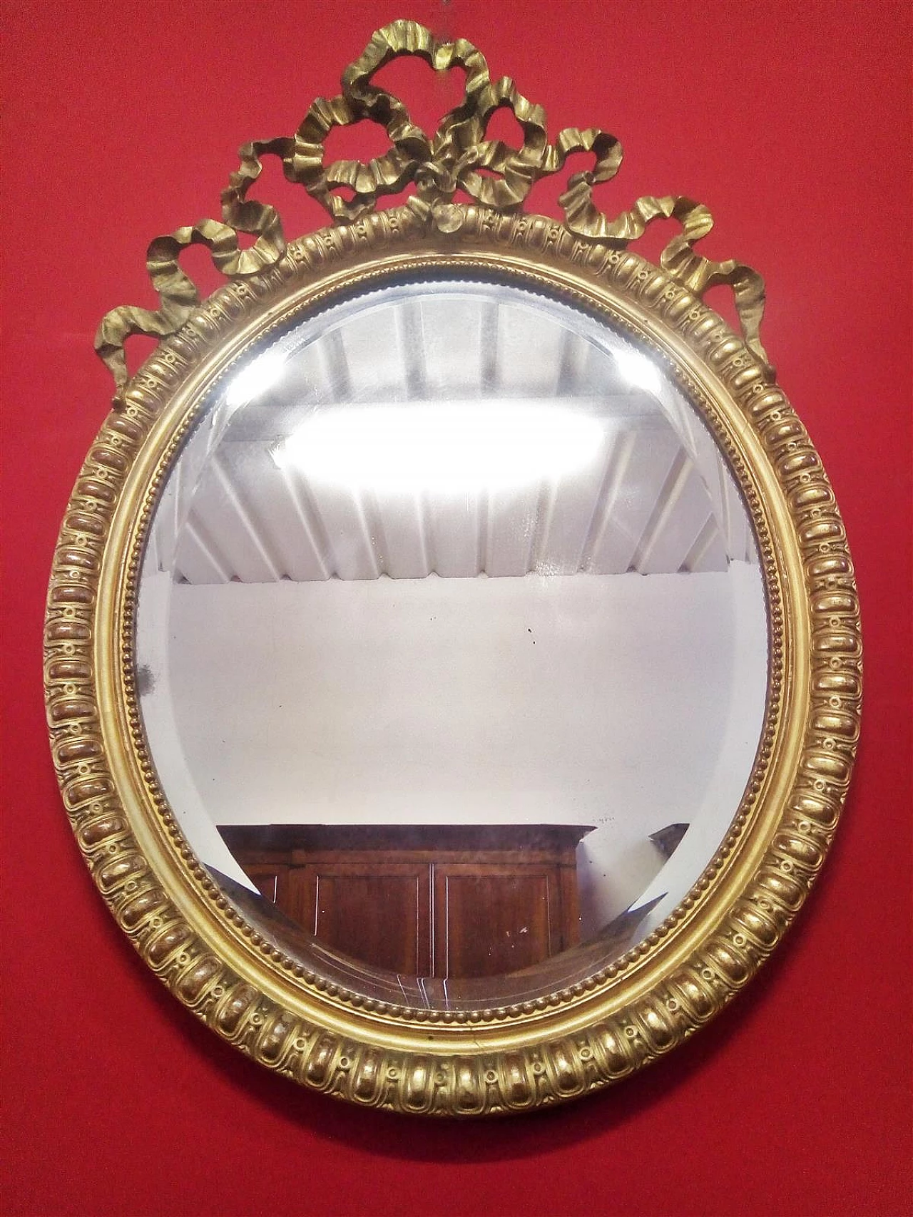Specchio ovale in legno e gesso dorati con nodo d'amore, metà '800 4