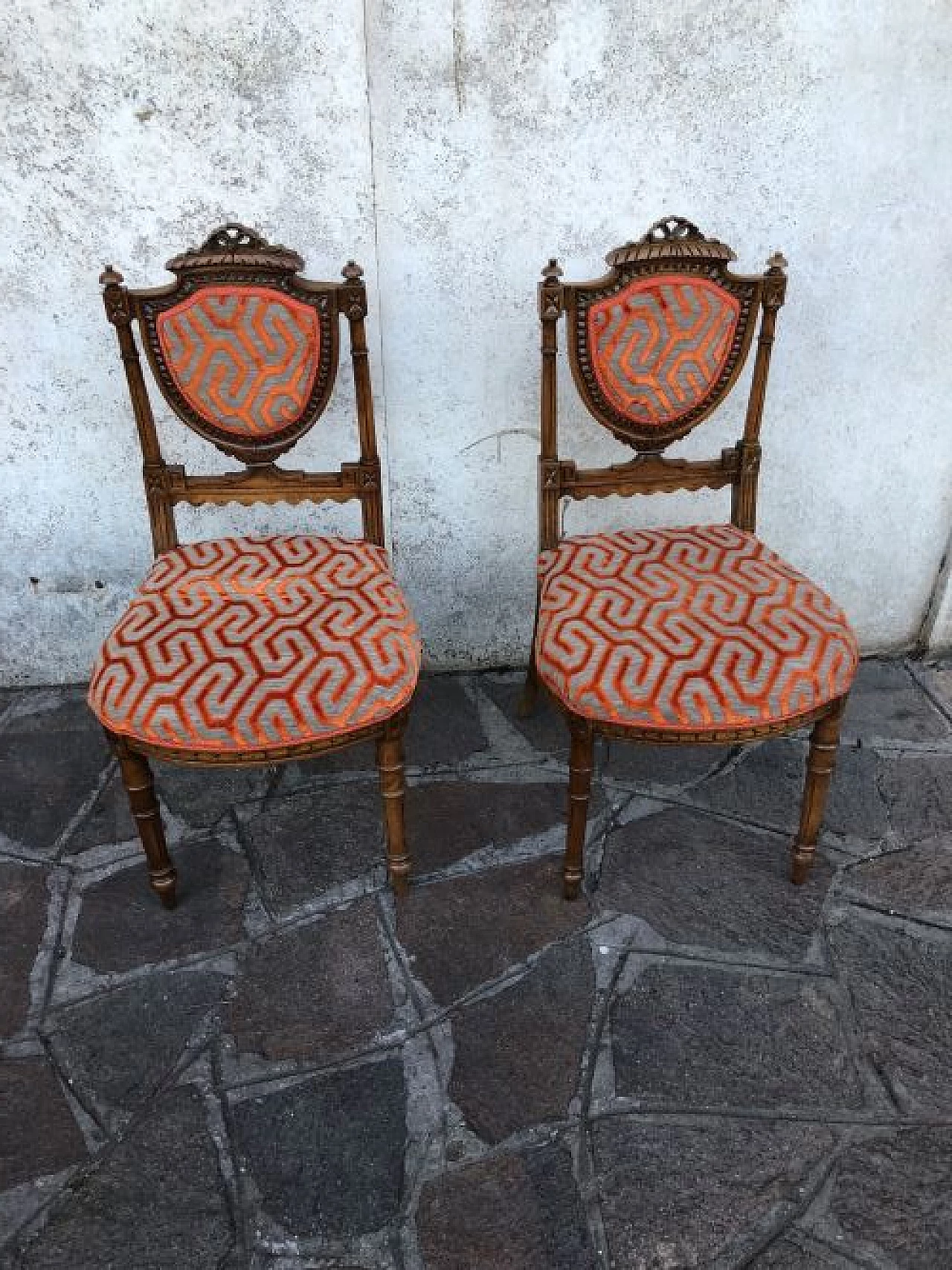 Coppia di sedie in noce con seduta in velluto, fine '800 1