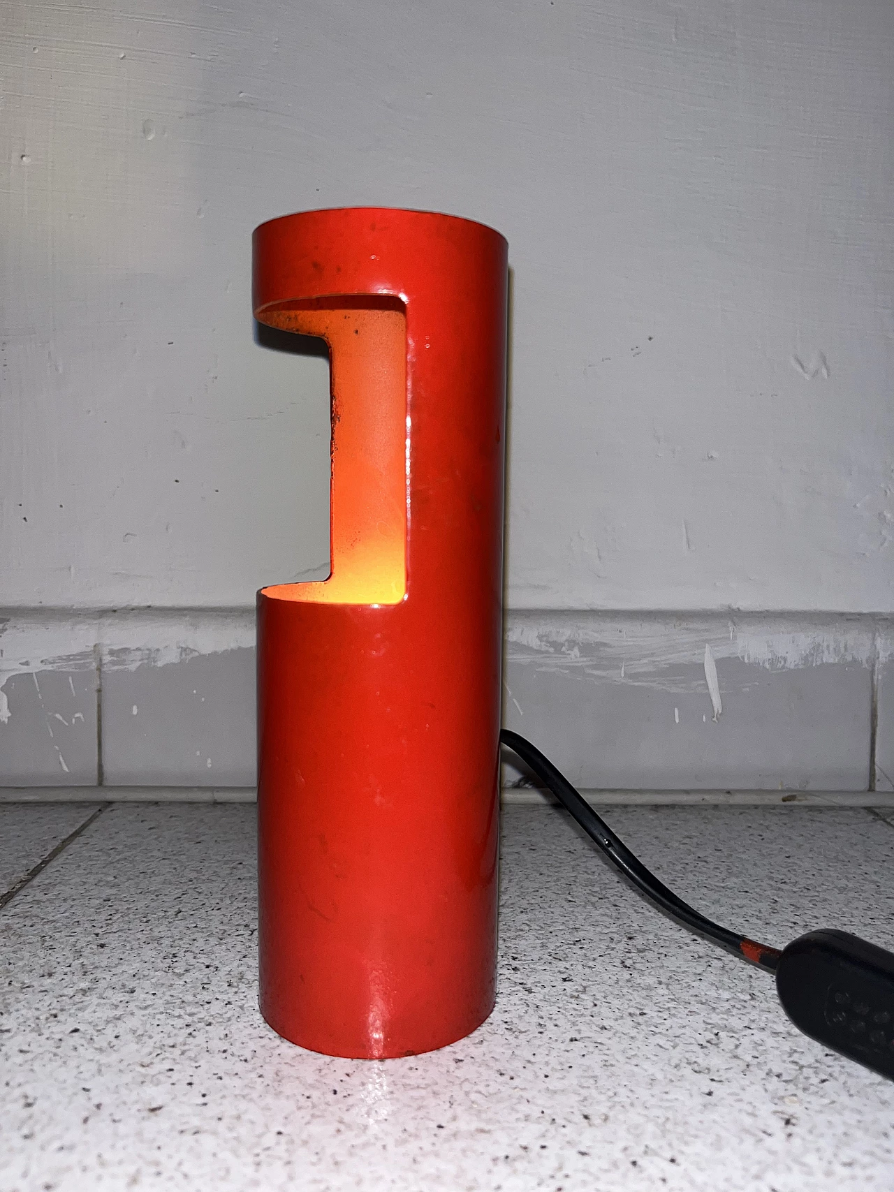 Red metal table lamp, 1950s 1