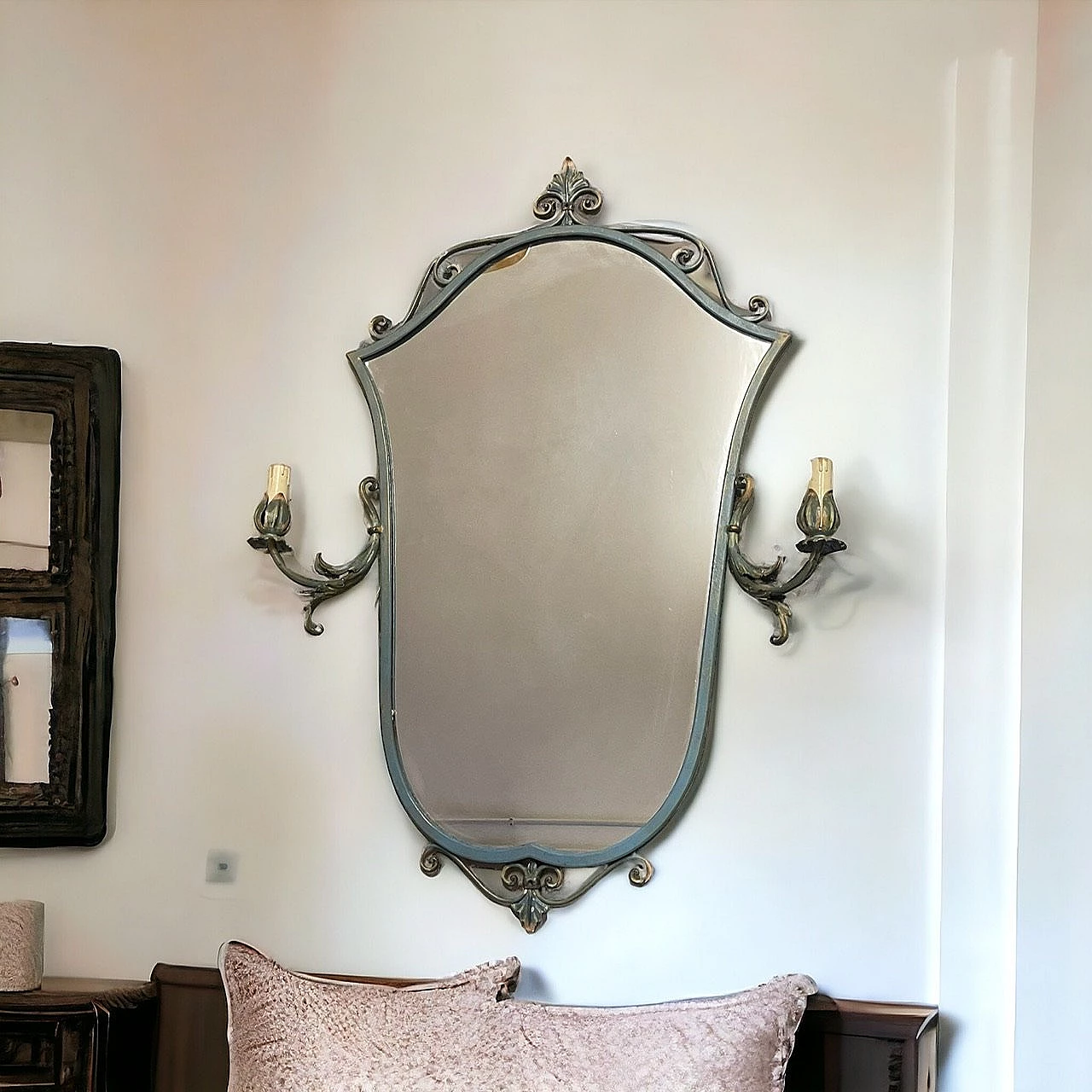 Metal mirror tole with two side sconces, 1950s 2