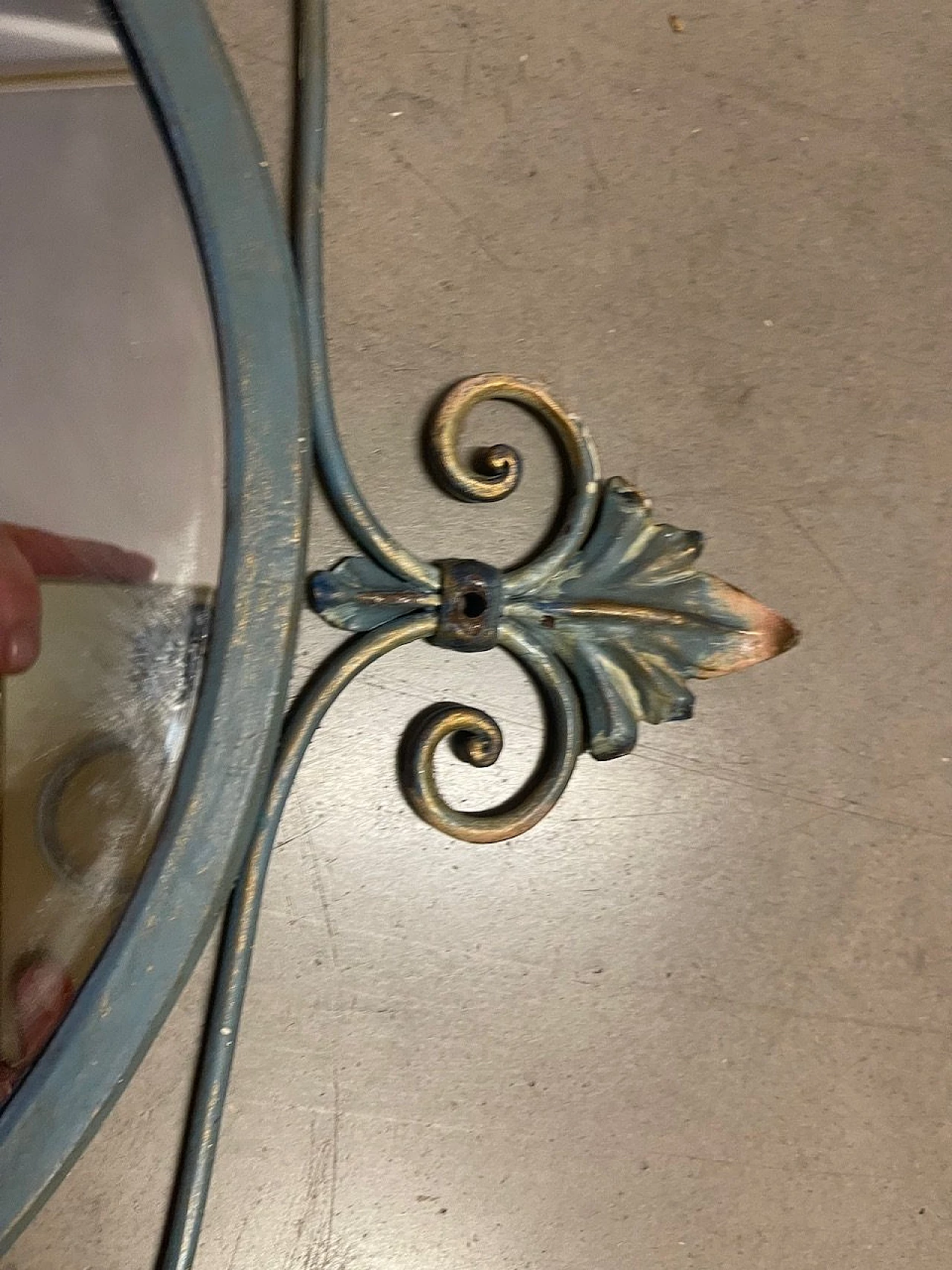 Specchio tole in metallo con due applique laterali, anni '50 7
