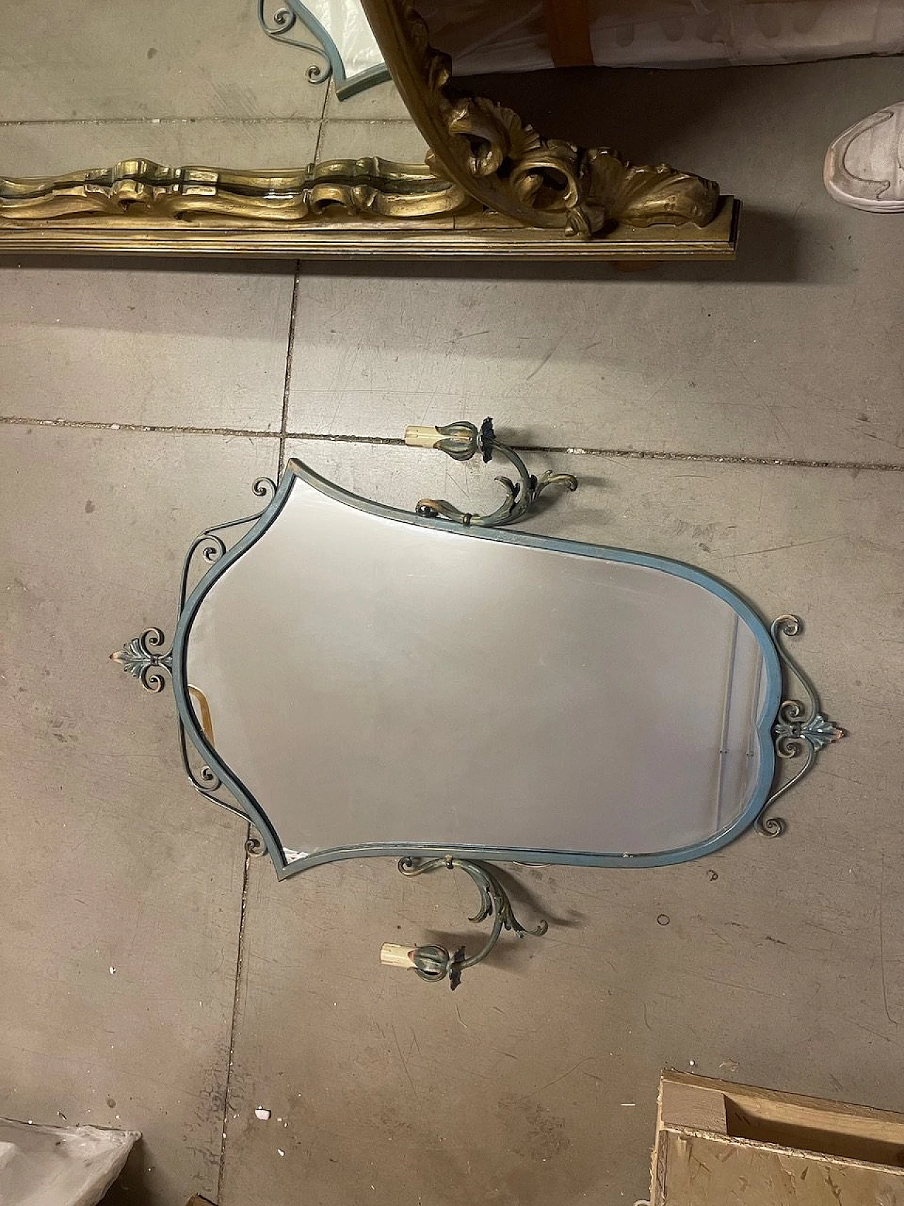 Specchio tole in metallo con due applique laterali, anni '50 10