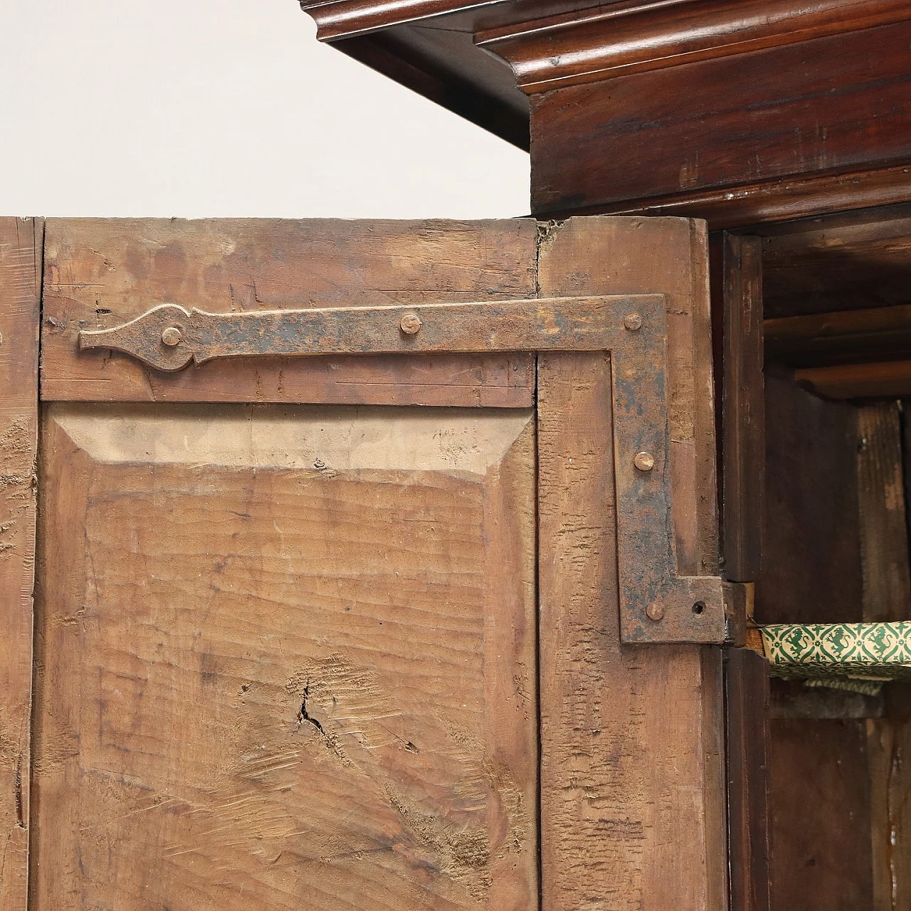 Walnut cupboard with corbel feet, late 17th century 6