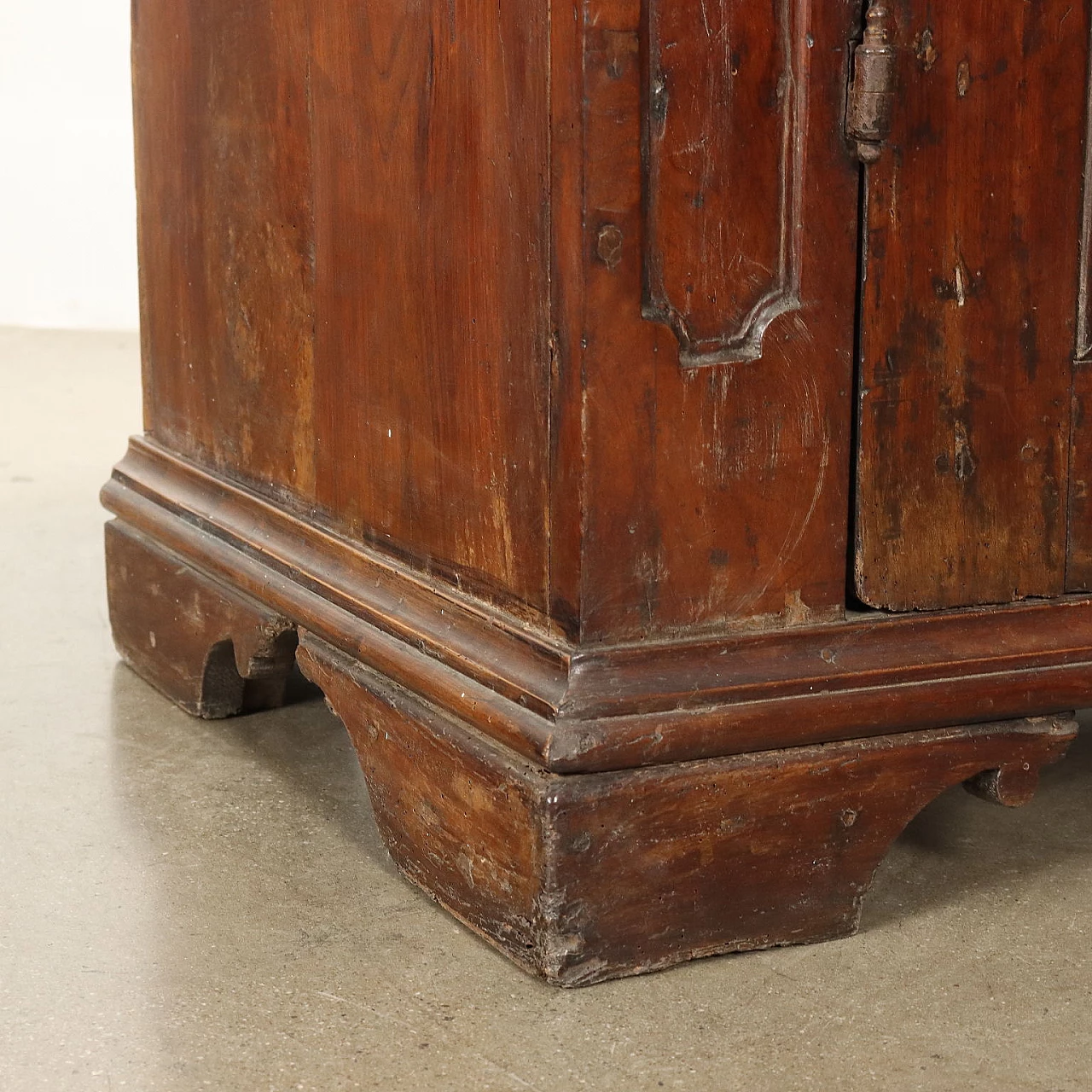 Walnut cupboard with corbel feet, late 17th century 10