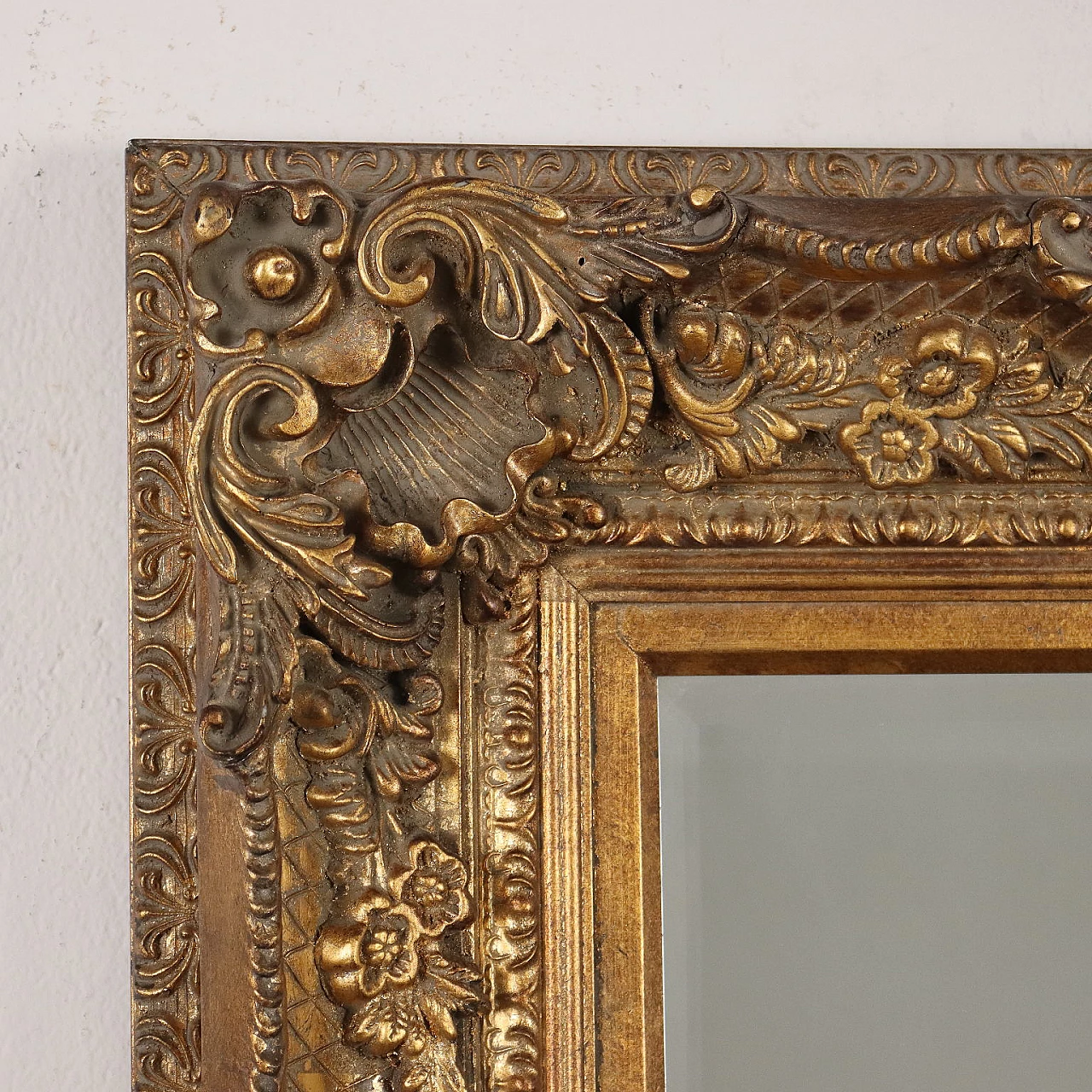 Specchio bisellato con cornice intagliata dorata 3