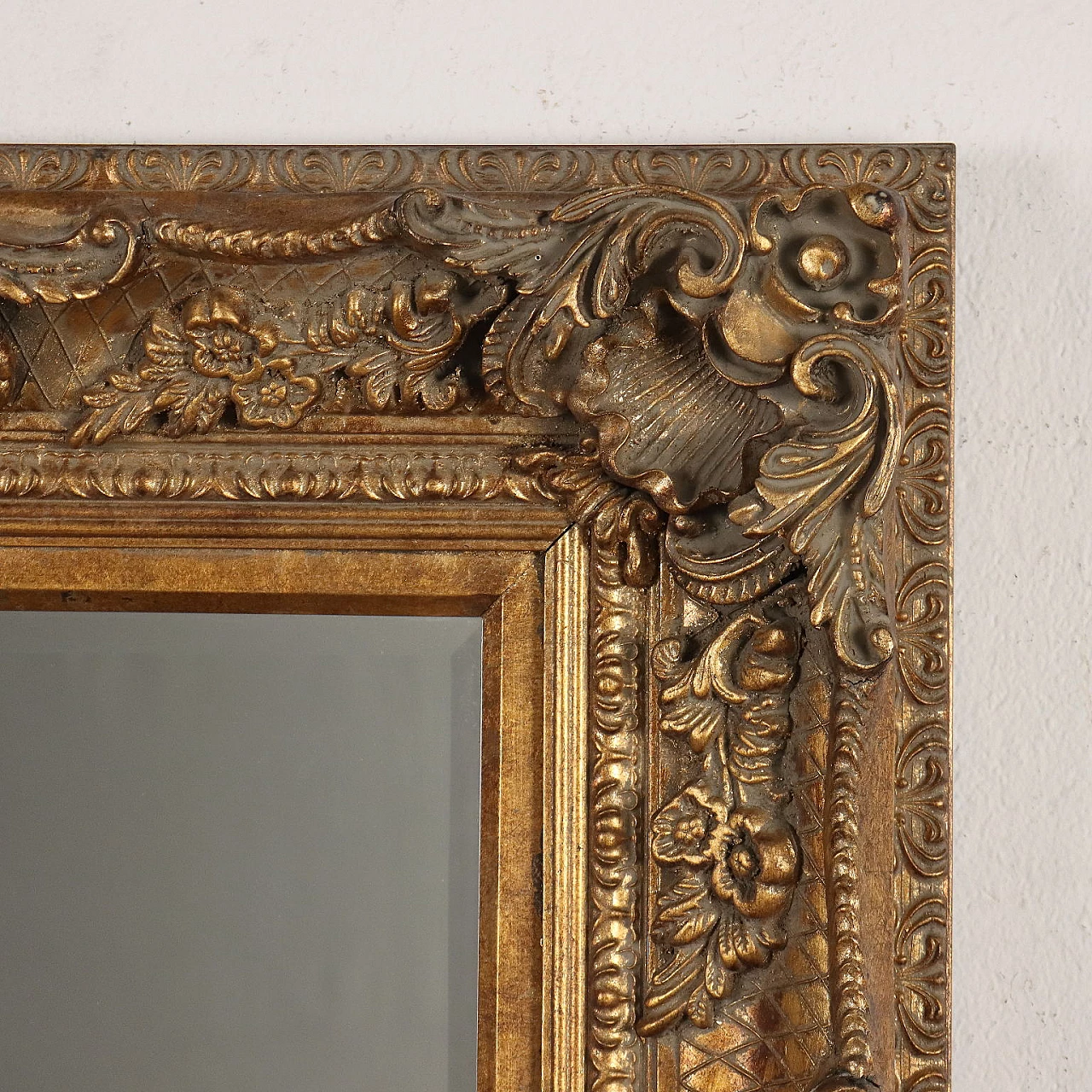Specchio bisellato con cornice intagliata dorata 5