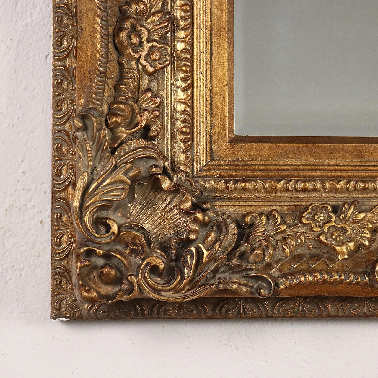 Specchio bisellato con cornice intagliata dorata 6