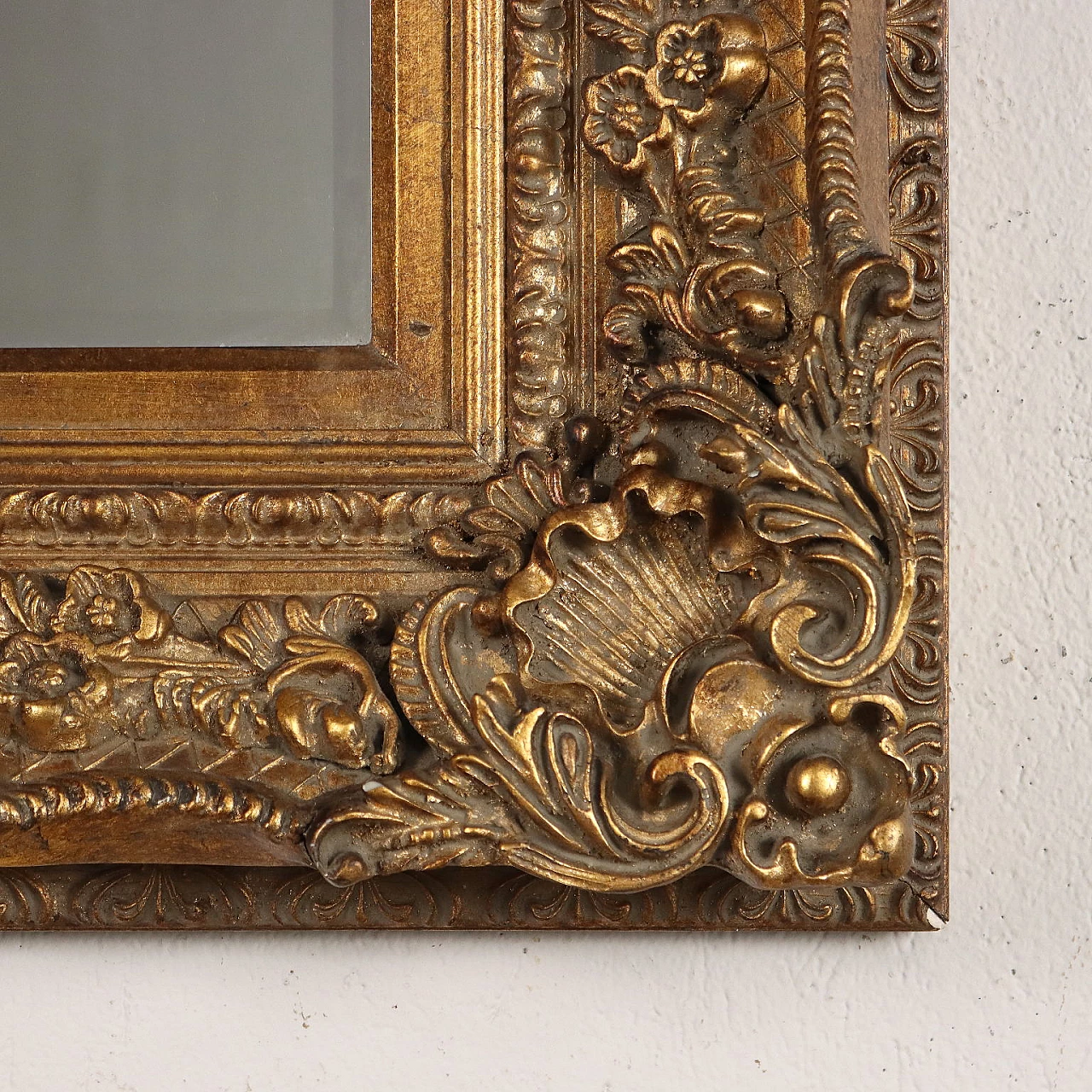 Specchio bisellato con cornice intagliata dorata 7