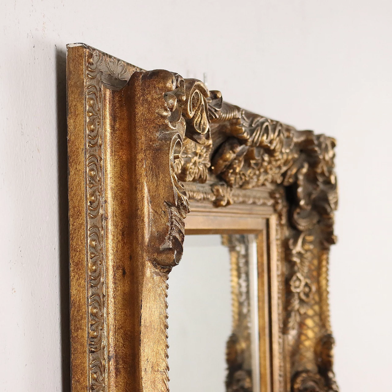 Specchio bisellato con cornice intagliata dorata 8