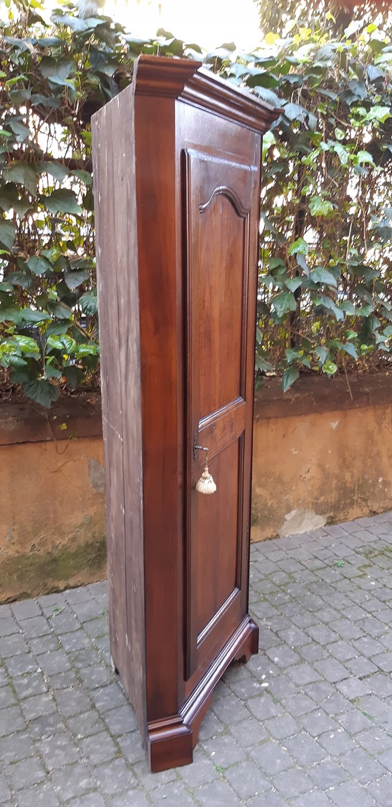 Piedmontese walnut corner cabinet, late 19th century 4