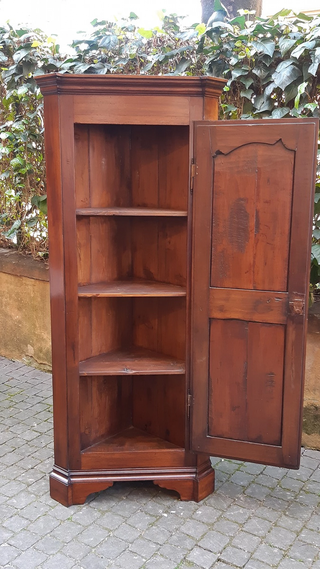 Piedmontese walnut corner cabinet, late 19th century 5