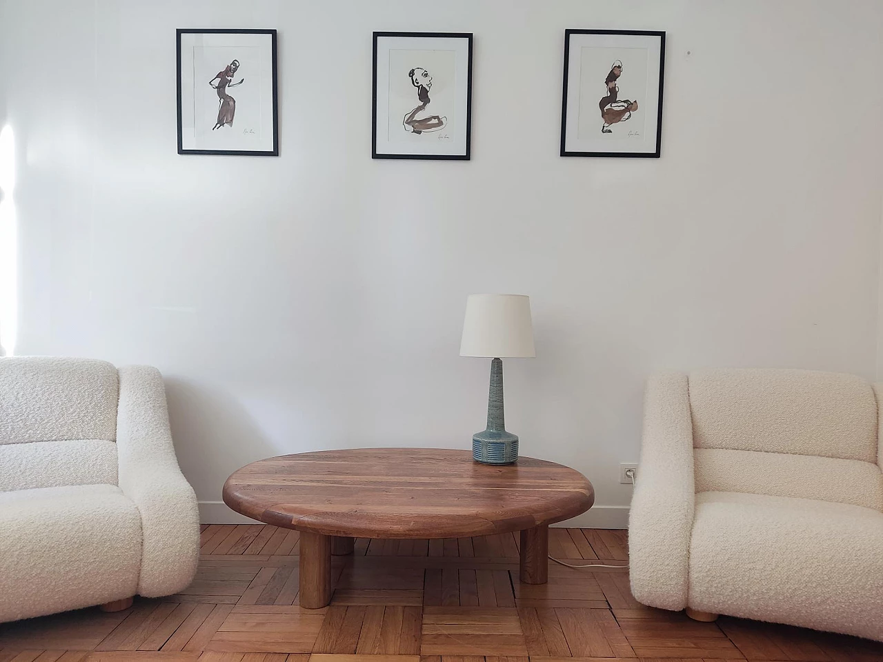 Tavolino ovale treppiede in legno massello, anni '60 1