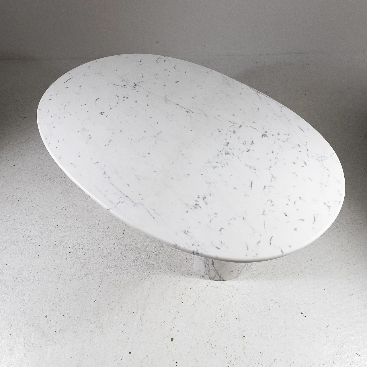 Oval white Carrara marble table, 1970s 3