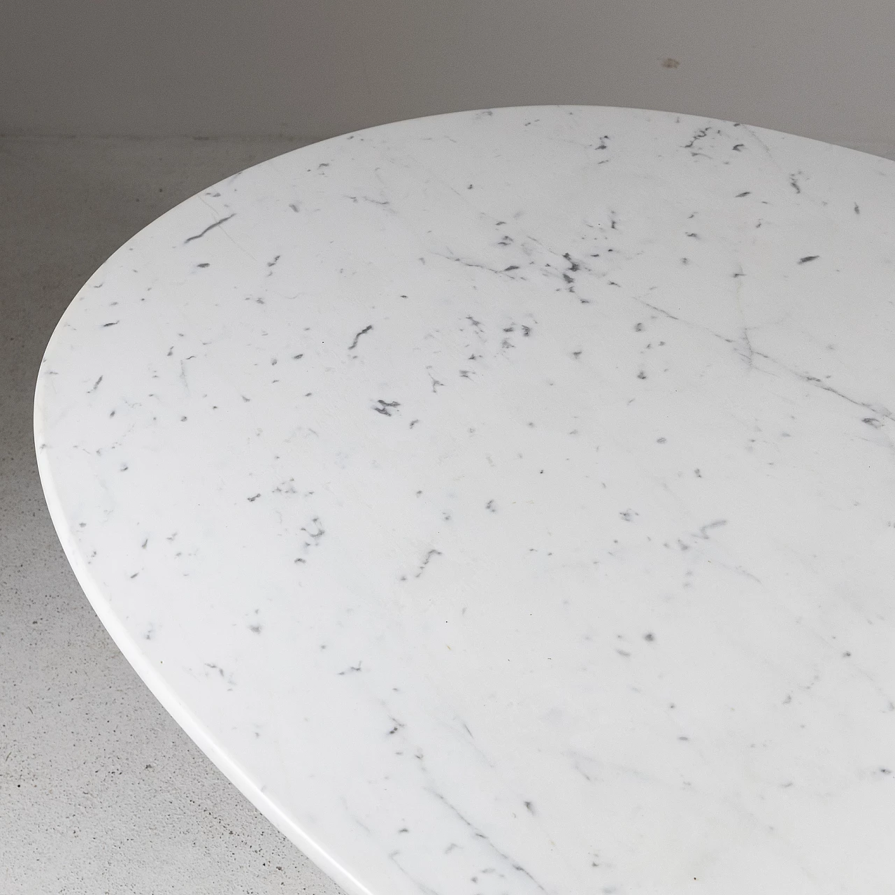 Oval white Carrara marble table, 1970s 4