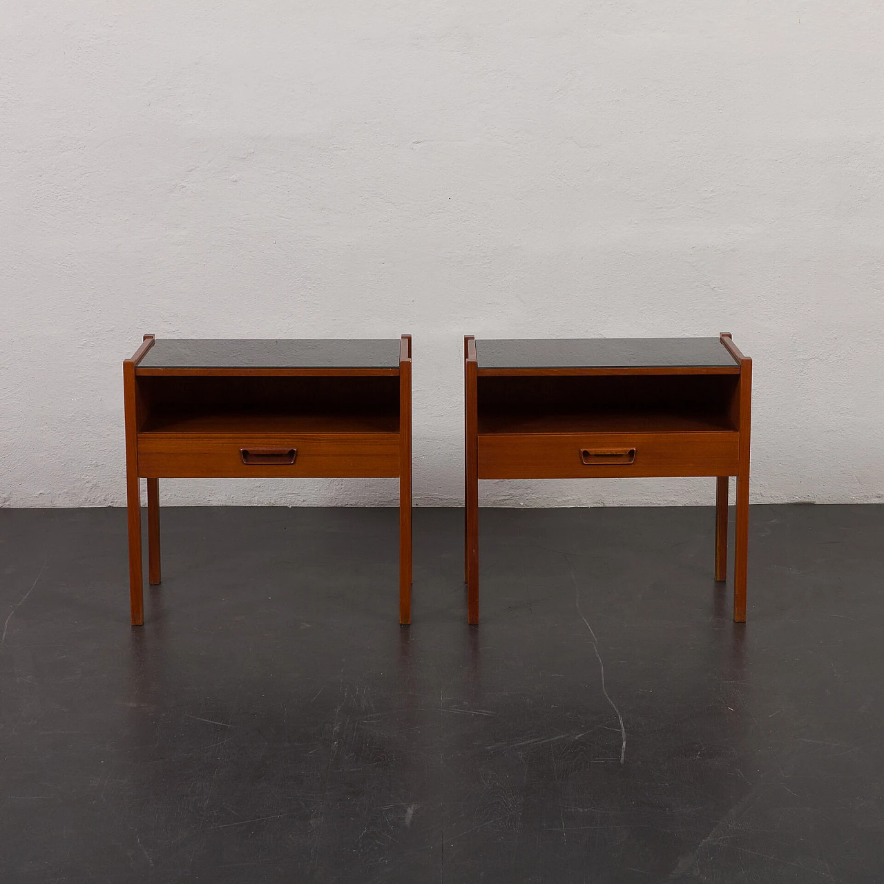 Pair of teak bedside tables with black glass top, 1960s 4