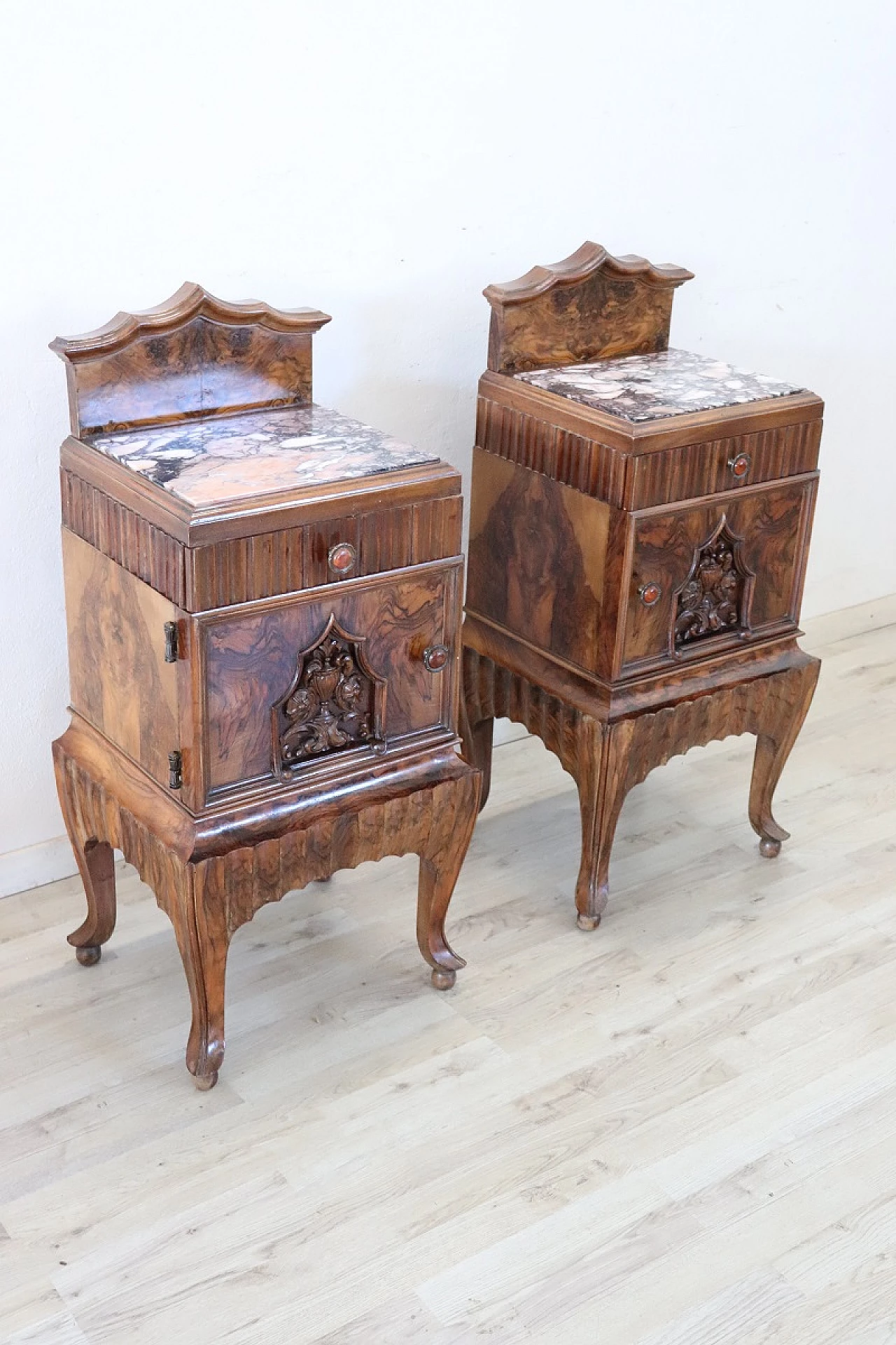 Pair of Art Deco bedside tables in walnut burl, 1920s 2