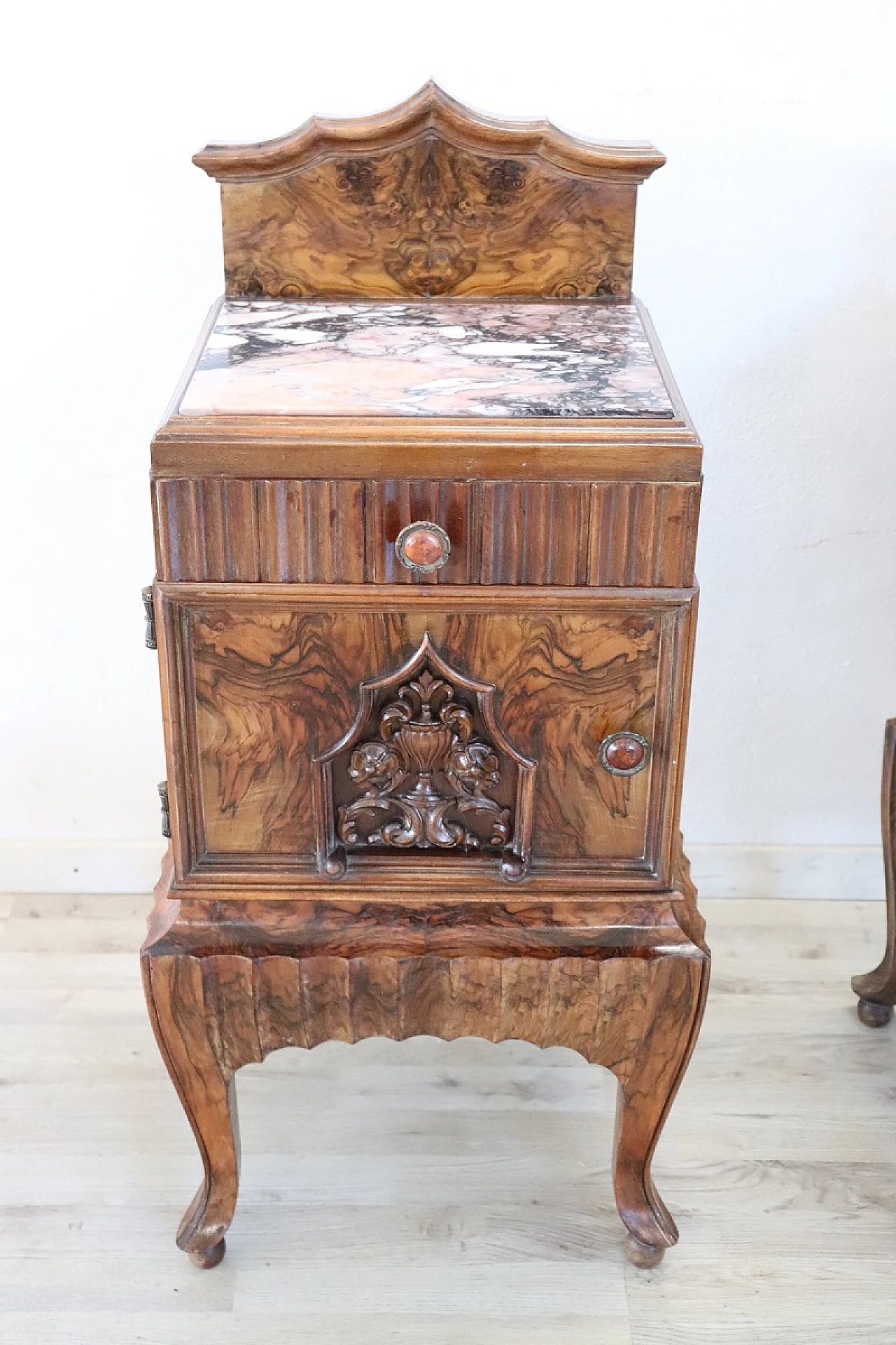 Pair of Art Deco bedside tables in walnut burl, 1920s 3