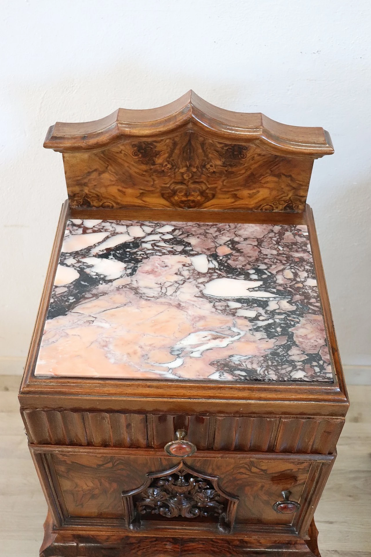 Pair of Art Deco bedside tables in walnut burl, 1920s 4