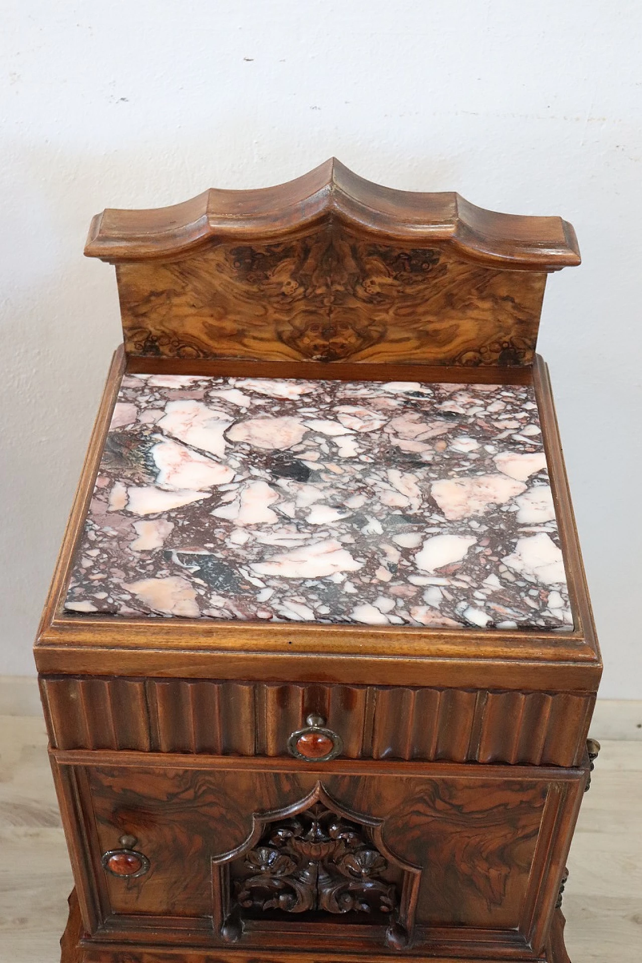 Pair of Art Deco bedside tables in walnut burl, 1920s 7